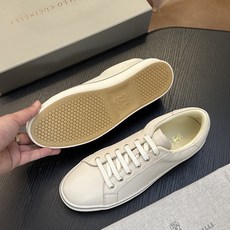 Brunello Cucinelli男士小牛皮运动鞋 用材料重新诠释了这款跑步鞋的运动风格。小牛皮经过饰面处理,营造出色 Brunello Cucinelli男士小牛皮运动鞋 用材料重新诠释了这款跑步鞋的运动风格。小牛皮经过饰面处理,营造出色
