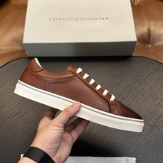 Brunello Cucinelli男士小牛皮运动鞋 用材料重新诠释了这款跑步鞋的运动风格。小牛皮经过饰面处理,营造出色 Brunello Cucinelli男士小牛皮运动鞋 用材料重新诠释了这款跑步鞋的运动风格。小牛皮经过饰面处理,营造出色