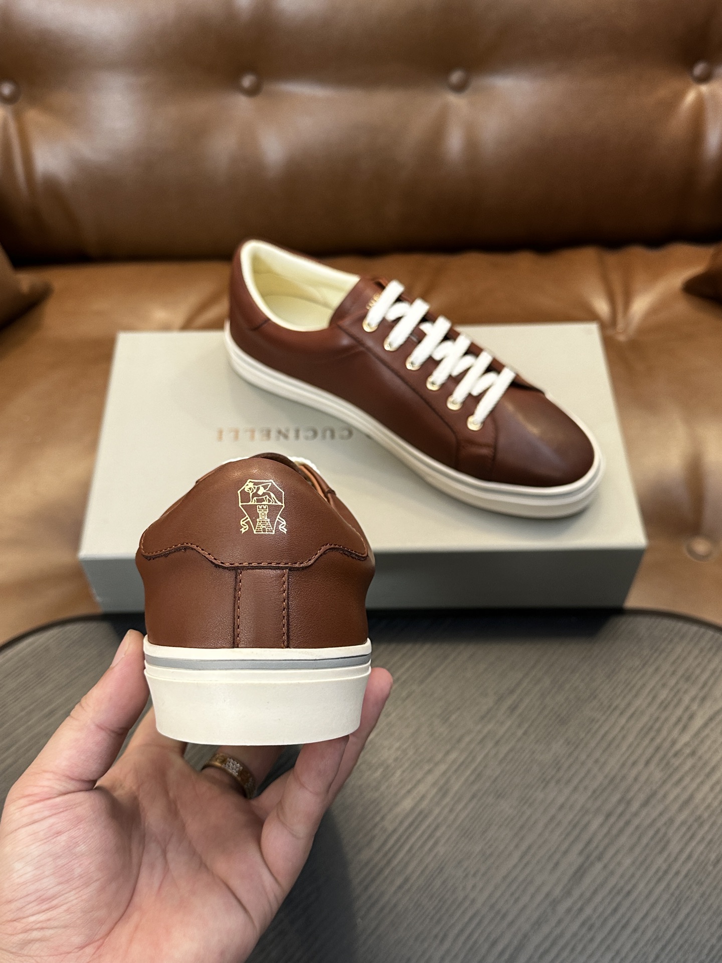 Brunello Cucinelli男士小牛皮运动鞋 用材料重新诠释了这款跑步鞋的运动风格。小牛皮经过饰面处理,营造出色 Brunello Cucinelli男士小牛皮运动鞋 用材料重新诠释了这款跑步鞋的运动风格。小牛皮经过饰面处理,营造出色