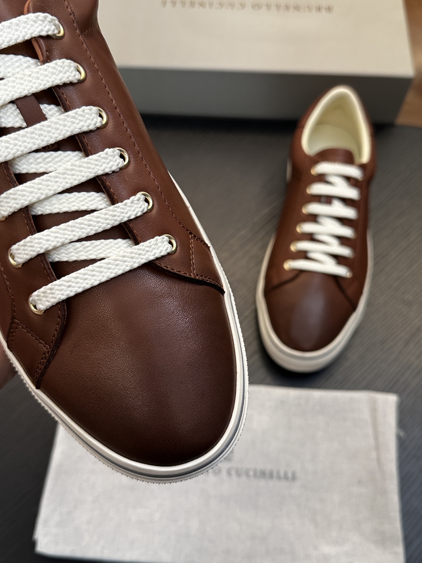 Brunello Cucinelli男士小牛皮运动鞋 用材料重新诠释了这款跑步鞋的运动风格。小牛皮经过饰面处理,营造出色 Brunello Cucinelli男士小牛皮运动鞋 用材料重新诠释了这款跑步鞋的运动风格。小牛皮经过饰面处理,营造出色