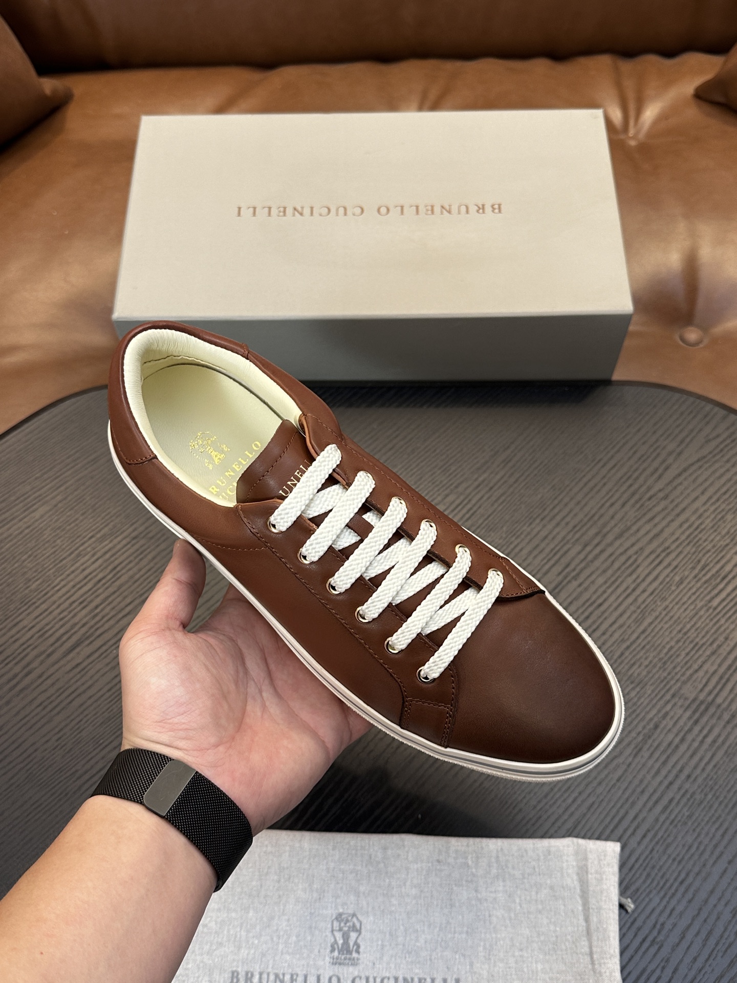 Brunello Cucinelli男士小牛皮运动鞋 用材料重新诠释了这款跑步鞋的运动风格。小牛皮经过饰面处理,营造出色 Brunello Cucinelli男士小牛皮运动鞋 用材料重新诠释了这款跑步鞋的运动风格。小牛皮经过饰面处理,营造出色