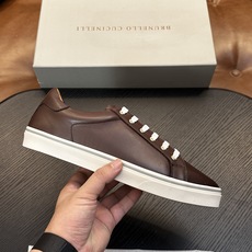 Brunello Cucinelli男士小牛皮运动鞋 用材料重新诠释了这款跑步鞋的运动风格。小牛皮经过饰面处理,营造出色 Brunello Cucinelli男士小牛皮运动鞋 用材料重新诠释了这款跑步鞋的运动风格。小牛皮经过饰面处理,营造出色