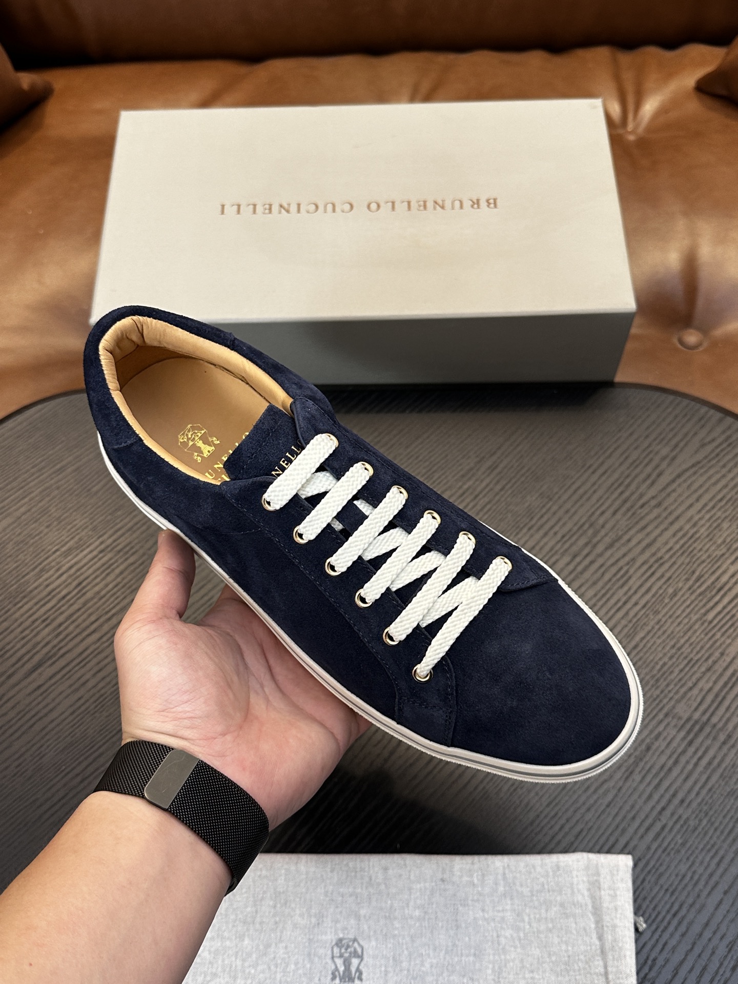 Brunello Cucinelli男士小牛皮运动鞋 用材料重新诠释了这款跑步鞋的运动风格。小牛皮经过饰面处理,营造出色 Brunello Cucinelli男士小牛皮运动鞋 用材料重新诠释了这款跑步鞋的运动风格。小牛皮经过饰面处理,营造出色