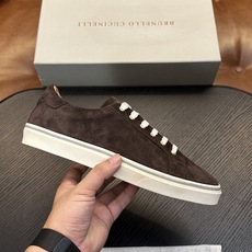 Brunello Cucinelli男士小牛皮运动鞋 用材料重新诠释了这款跑步鞋的运动风格。小牛皮经过饰面处理,营造出色 Brunello Cucinelli男士小牛皮运动鞋 用材料重新诠释了这款跑步鞋的运动风格。小牛皮经过饰面处理,营造出色