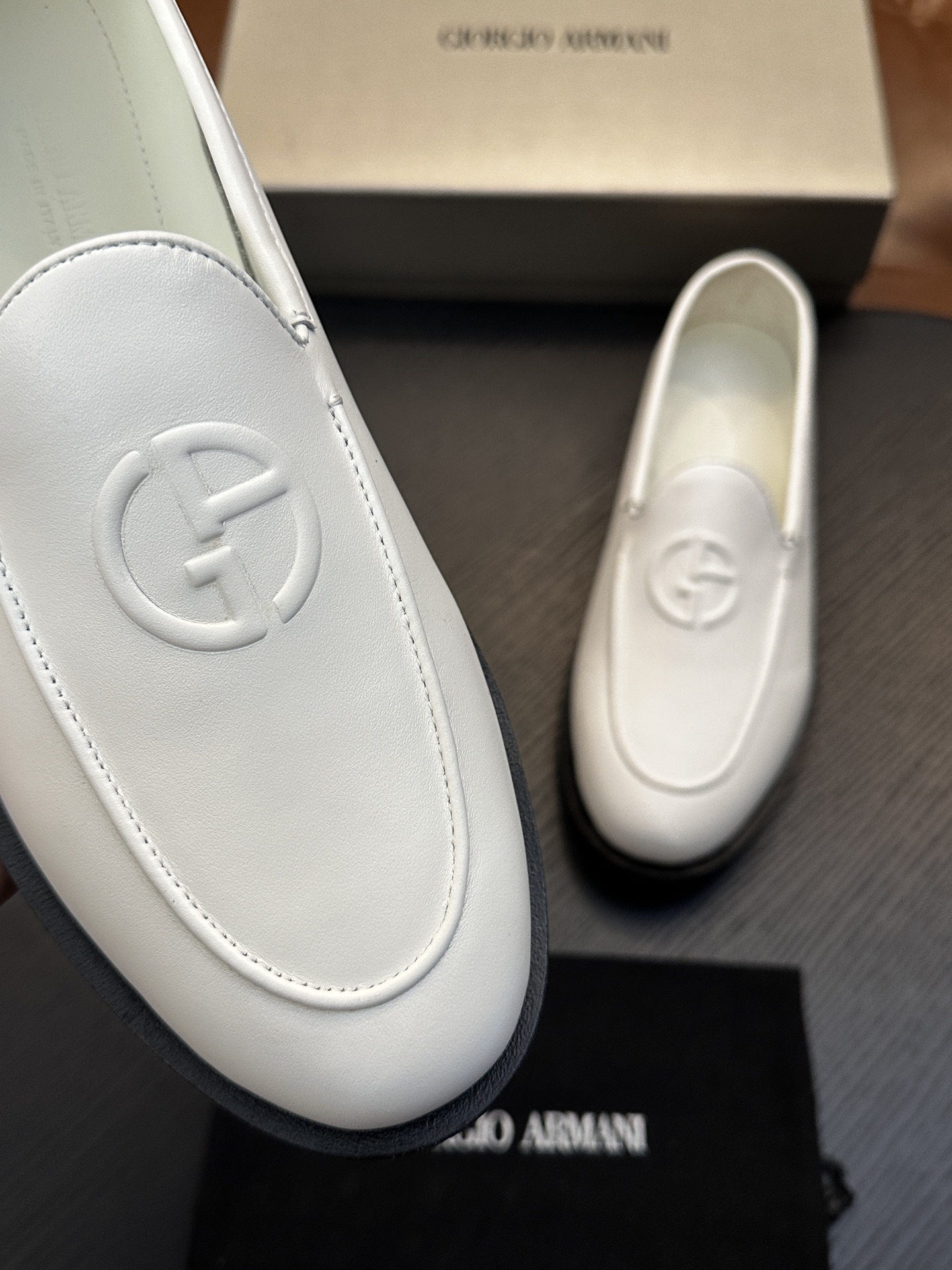 【新款】GIORGIOARMANI(乔治阿玛尼主线)绒面革撞色后跟运动鞋 此款GIORGIOARMANI休闲鞋打造舒适轻 【新款】GIORGIOARMANI(乔治阿玛尼主线)绒面革撞色后跟运动鞋 此款GIORGIOARMANI休闲鞋打造舒适轻
