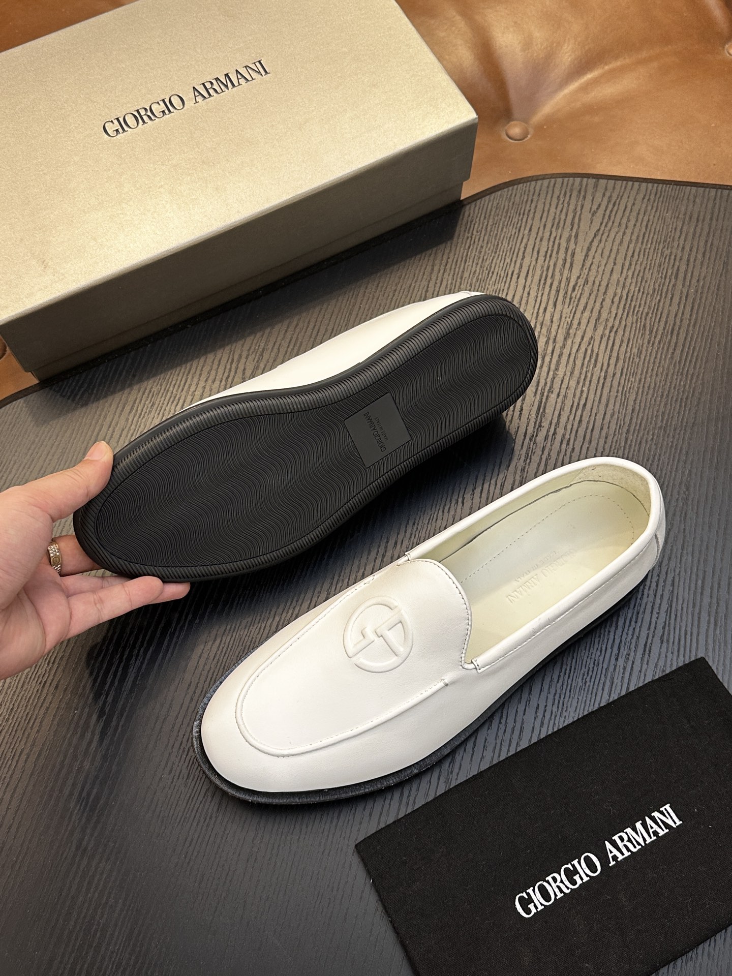 【新款】GIORGIOARMANI(乔治阿玛尼主线)绒面革撞色后跟运动鞋 此款GIORGIOARMANI休闲鞋打造舒适轻 【新款】GIORGIOARMANI(乔治阿玛尼主线)绒面革撞色后跟运动鞋 此款GIORGIOARMANI休闲鞋打造舒适轻
