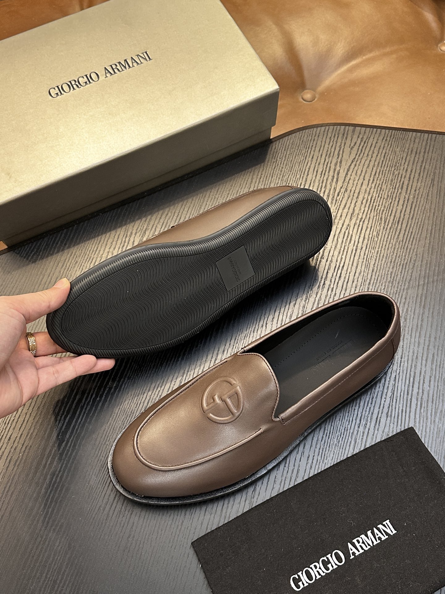 【新款】GIORGIOARMANI(乔治阿玛尼主线)绒面革撞色后跟运动鞋 此款GIORGIOARMANI休闲鞋打造舒适轻 【新款】GIORGIOARMANI(乔治阿玛尼主线)绒面革撞色后跟运动鞋 此款GIORGIOARMANI休闲鞋打造舒适轻