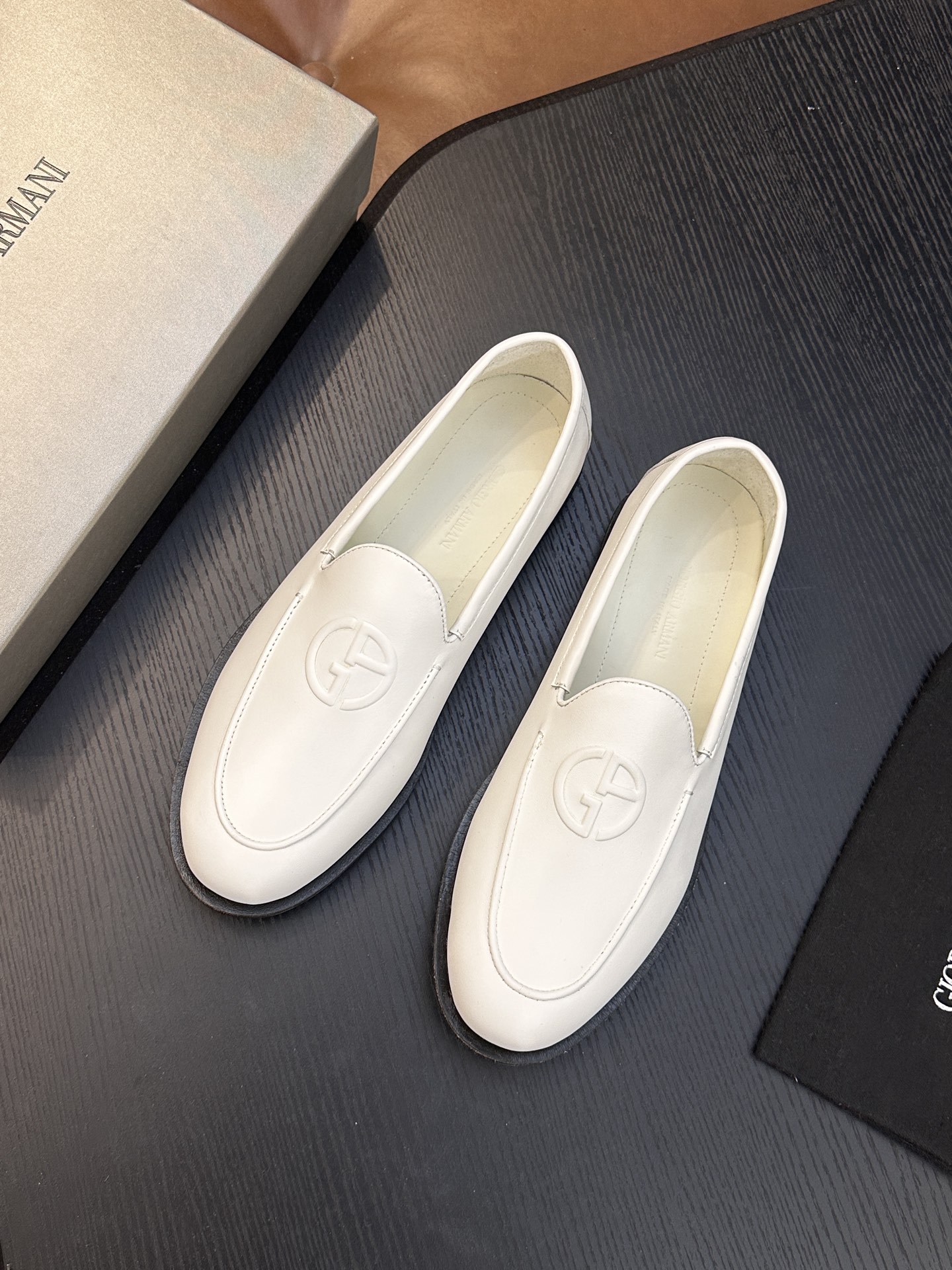【新款】GIORGIOARMANI(乔治阿玛尼主线)绒面革撞色后跟运动鞋 此款GIORGIOARMANI休闲鞋打造舒适轻 【新款】GIORGIOARMANI(乔治阿玛尼主线)绒面革撞色后跟运动鞋 此款GIORGIOARMANI休闲鞋打造舒适轻
