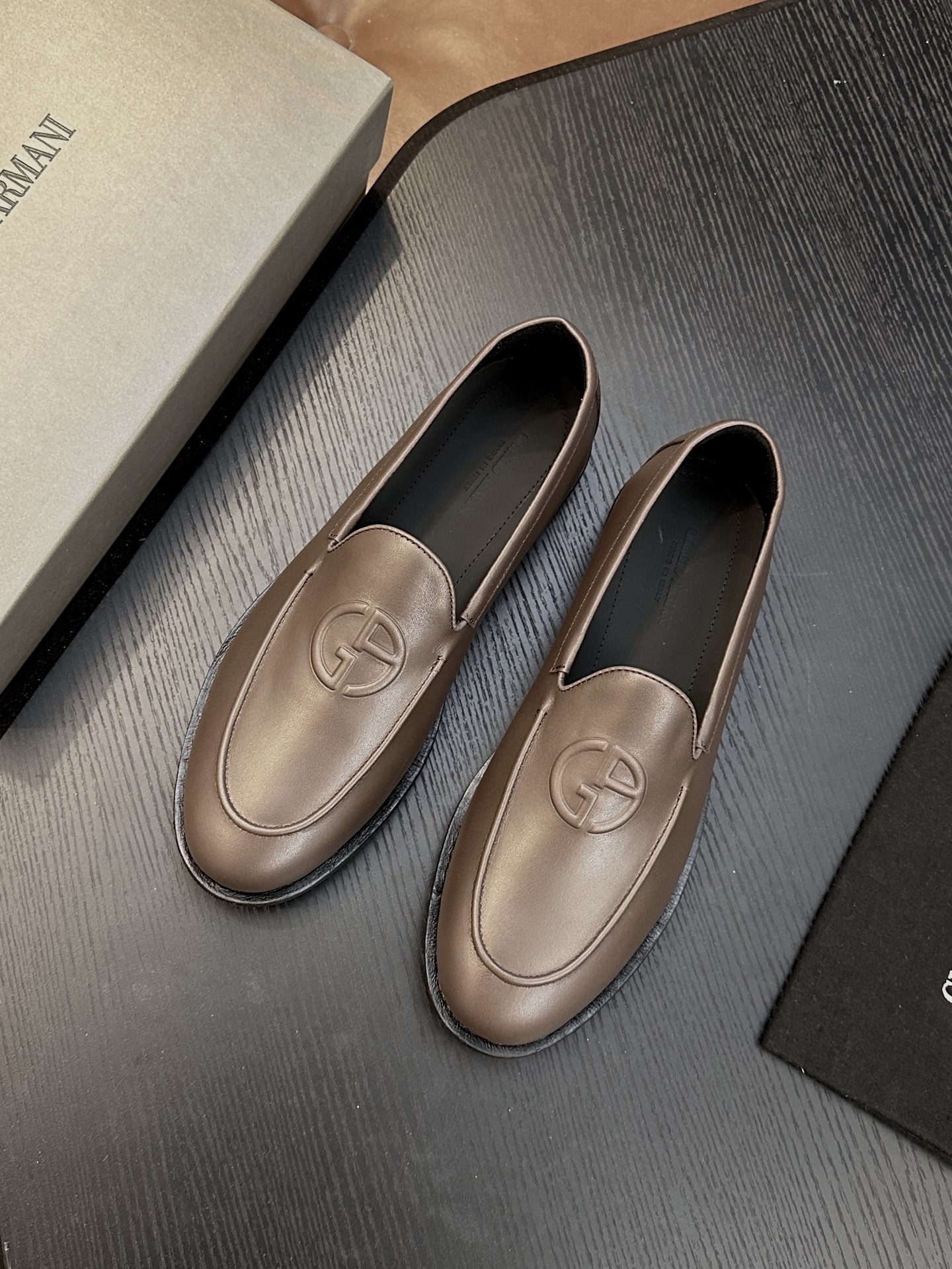 【新款】GIORGIOARMANI(乔治阿玛尼主线)绒面革撞色后跟运动鞋 此款GIORGIOARMANI休闲鞋打造舒适轻 【新款】GIORGIOARMANI(乔治阿玛尼主线)绒面革撞色后跟运动鞋 此款GIORGIOARMANI休闲鞋打造舒适轻
