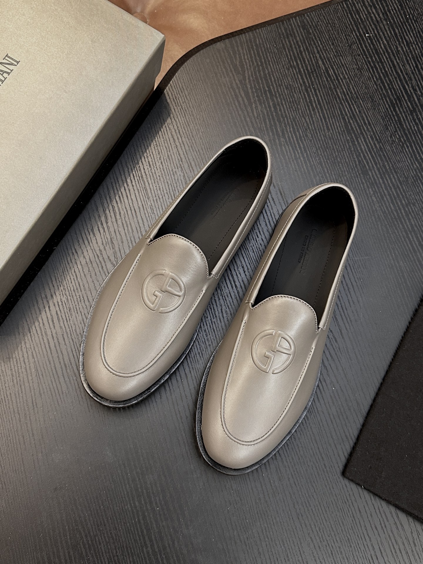 【新款】GIORGIOARMANI(乔治阿玛尼主线)绒面革撞色后跟运动鞋 此款GIORGIOARMANI休闲鞋打造舒适轻 【新款】GIORGIOARMANI(乔治阿玛尼主线)绒面革撞色后跟运动鞋 此款GIORGIOARMANI休闲鞋打造舒适轻