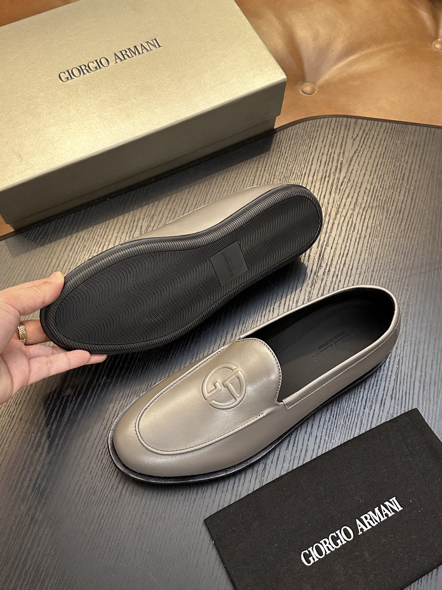 【新款】GIORGIOARMANI(乔治阿玛尼主线)绒面革撞色后跟运动鞋 此款GIORGIOARMANI休闲鞋打造舒适轻 【新款】GIORGIOARMANI(乔治阿玛尼主线)绒面革撞色后跟运动鞋 此款GIORGIOARMANI休闲鞋打造舒适轻