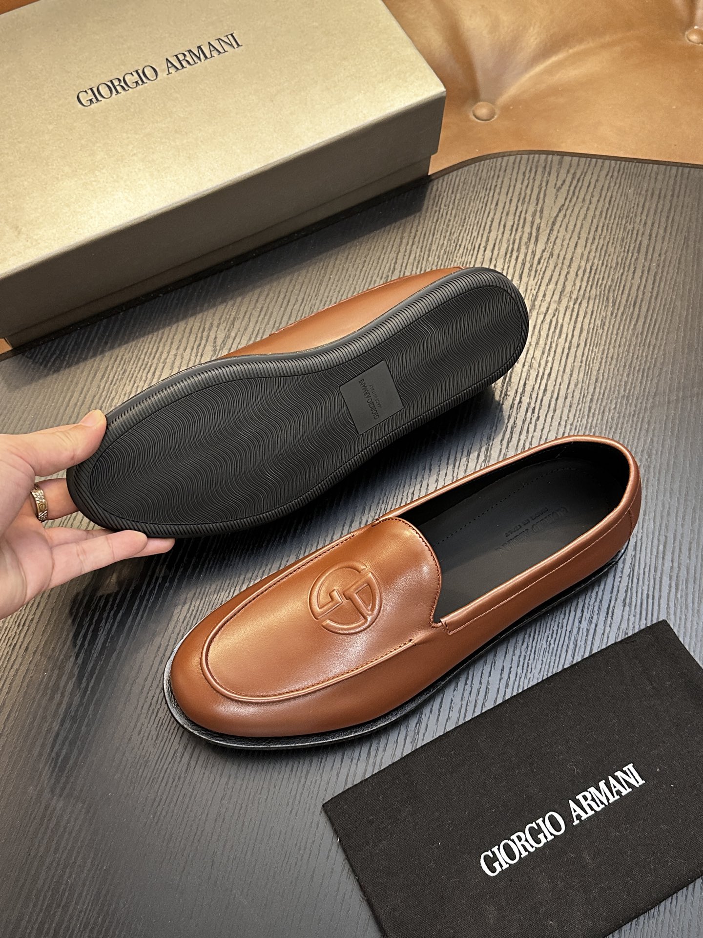【新款】GIORGIOARMANI(乔治阿玛尼主线)绒面革撞色后跟运动鞋 此款GIORGIOARMANI休闲鞋打造舒适轻 【新款】GIORGIOARMANI(乔治阿玛尼主线)绒面革撞色后跟运动鞋 此款GIORGIOARMANI休闲鞋打造舒适轻