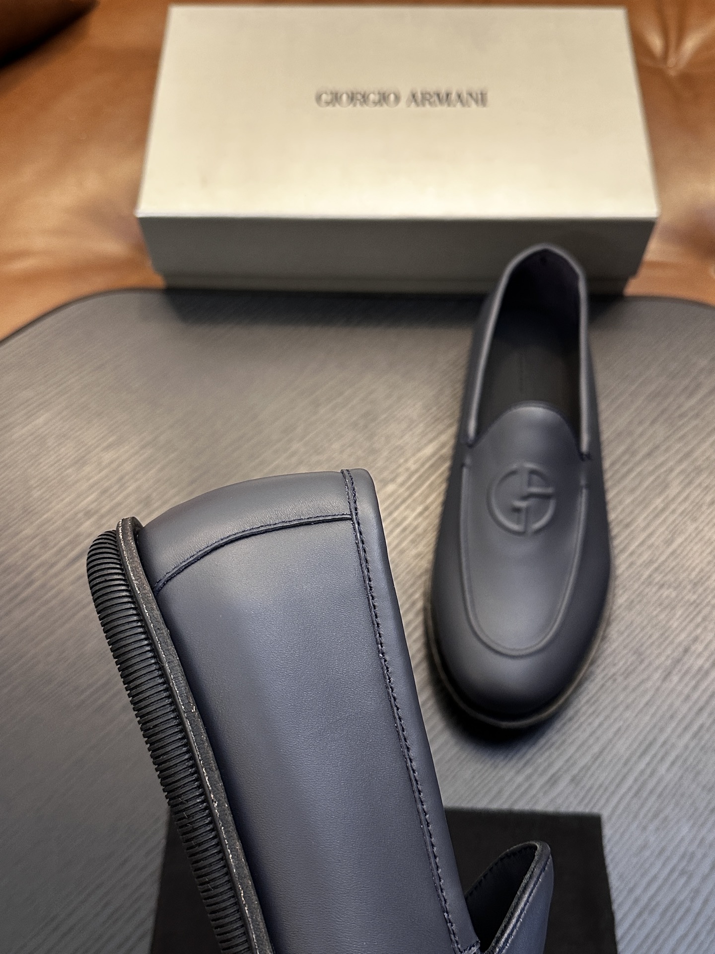 【新款】GIORGIOARMANI(乔治阿玛尼主线)绒面革撞色后跟运动鞋 此款GIORGIOARMANI休闲鞋打造舒适轻 【新款】GIORGIOARMANI(乔治阿玛尼主线)绒面革撞色后跟运动鞋 此款GIORGIOARMANI休闲鞋打造舒适轻