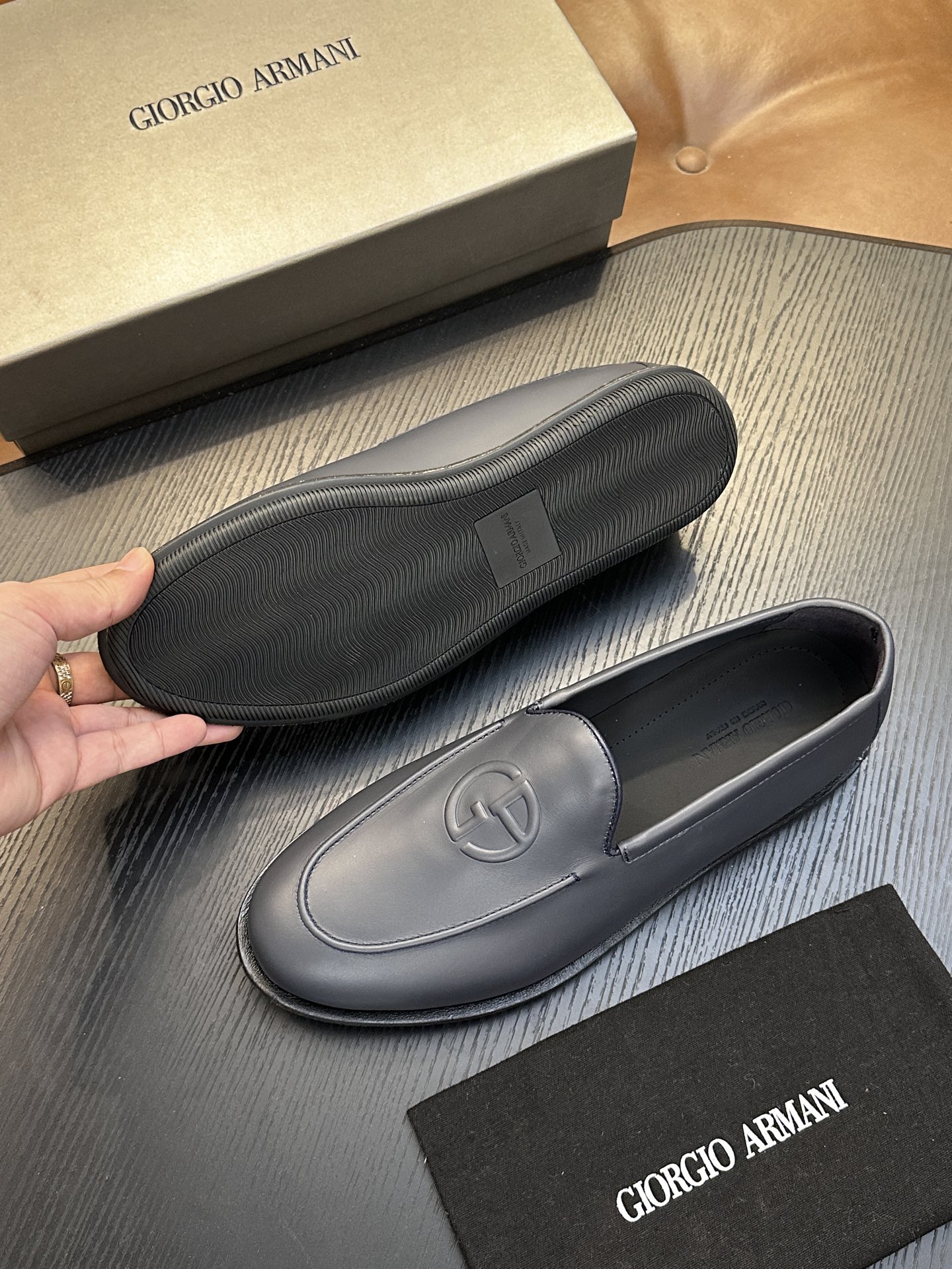 【新款】GIORGIOARMANI(乔治阿玛尼主线)绒面革撞色后跟运动鞋 此款GIORGIOARMANI休闲鞋打造舒适轻 【新款】GIORGIOARMANI(乔治阿玛尼主线)绒面革撞色后跟运动鞋 此款GIORGIOARMANI休闲鞋打造舒适轻