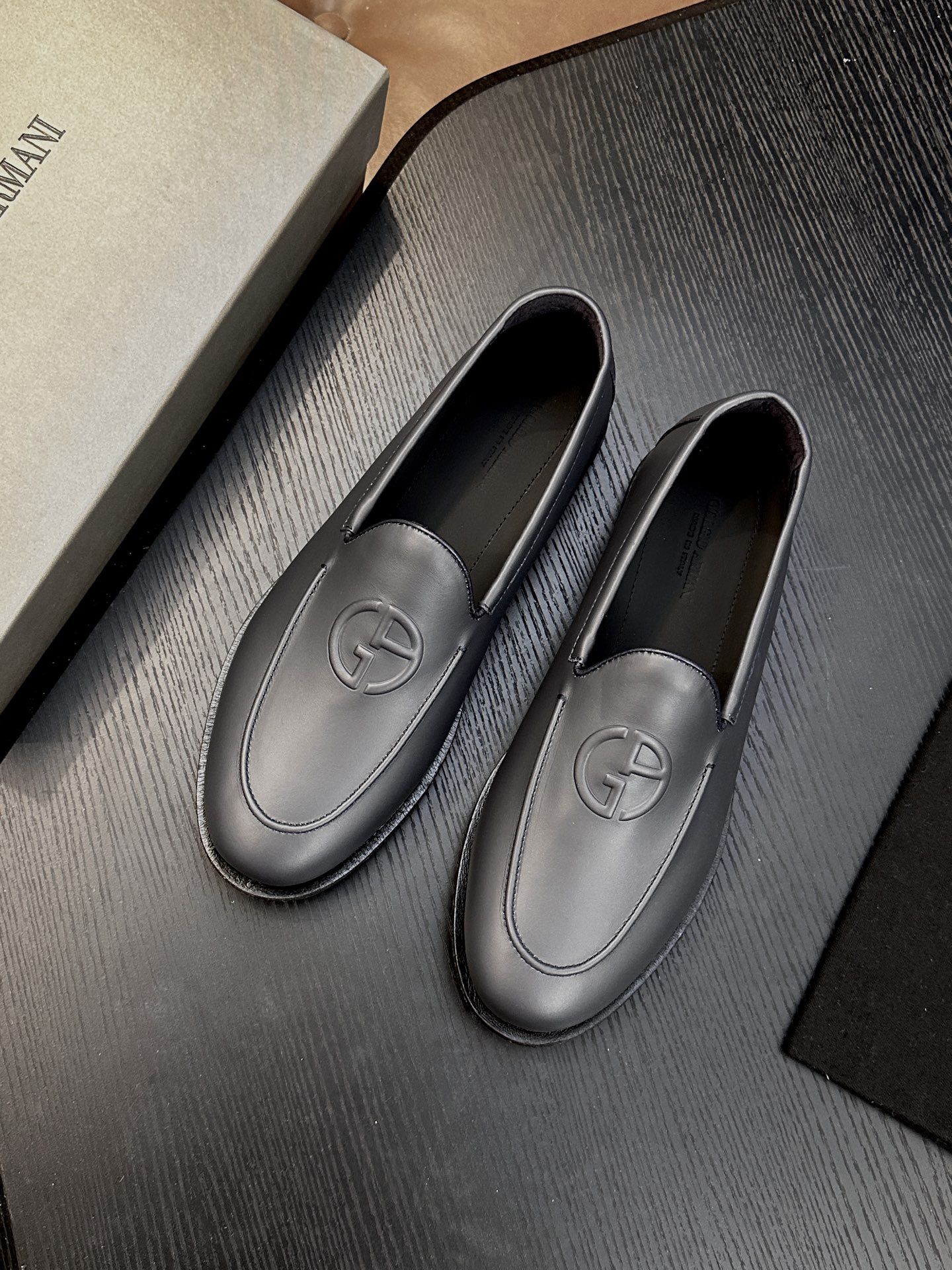 【新款】GIORGIOARMANI(乔治阿玛尼主线)绒面革撞色后跟运动鞋 此款GIORGIOARMANI休闲鞋打造舒适轻 【新款】GIORGIOARMANI(乔治阿玛尼主线)绒面革撞色后跟运动鞋 此款GIORGIOARMANI休闲鞋打造舒适轻