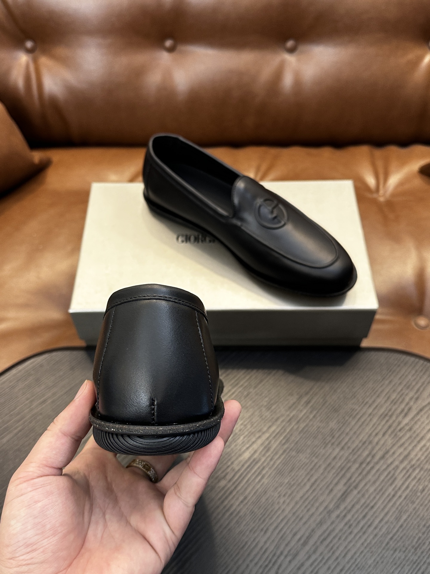 【新款】GIORGIOARMANI(乔治阿玛尼主线)绒面革撞色后跟运动鞋 此款GIORGIOARMANI休闲鞋打造舒适轻 【新款】GIORGIOARMANI(乔治阿玛尼主线)绒面革撞色后跟运动鞋 此款GIORGIOARMANI休闲鞋打造舒适轻
