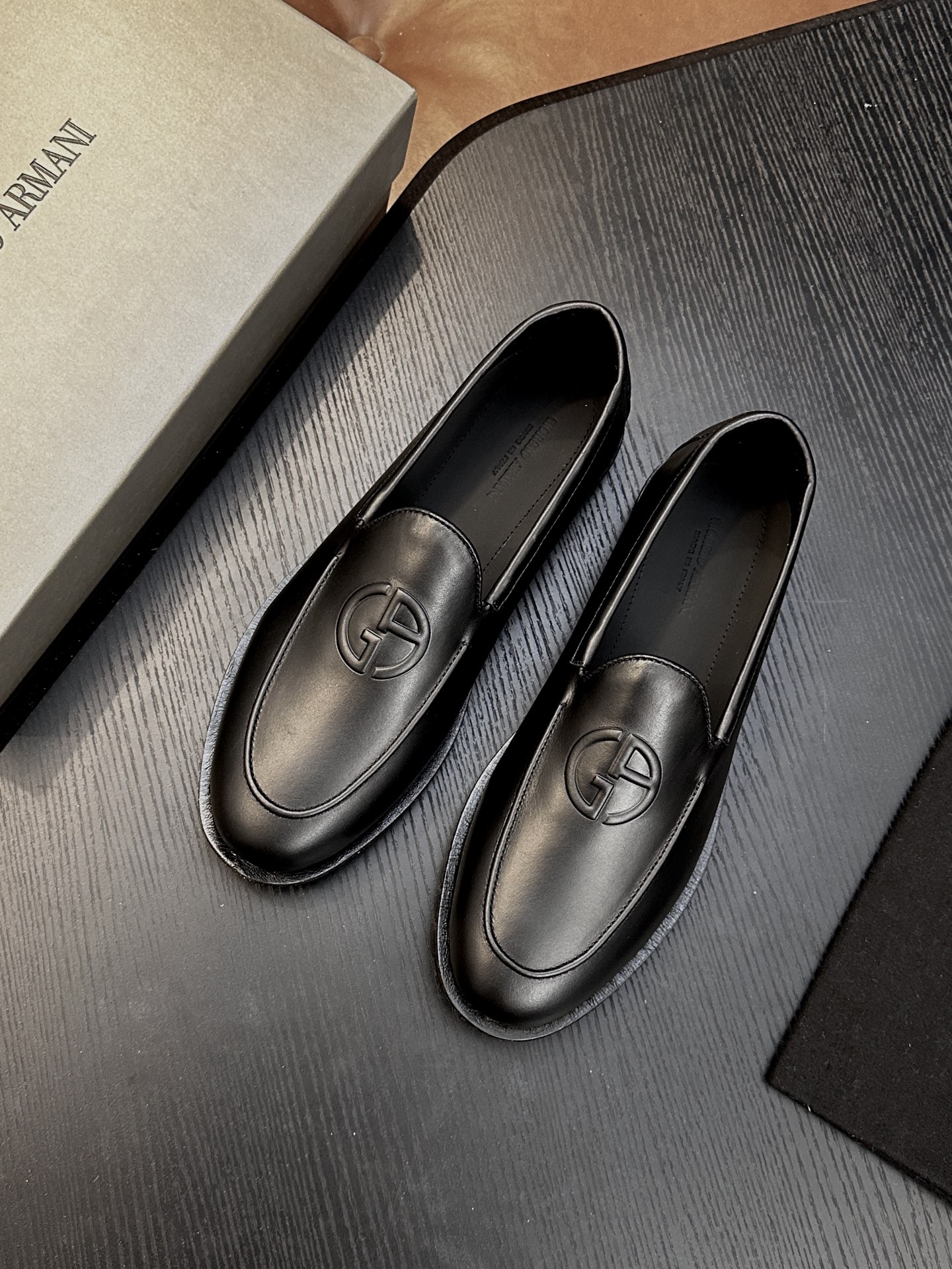 【新款】GIORGIOARMANI(乔治阿玛尼主线)绒面革撞色后跟运动鞋 此款GIORGIOARMANI休闲鞋打造舒适轻 【新款】GIORGIOARMANI(乔治阿玛尼主线)绒面革撞色后跟运动鞋 此款GIORGIOARMANI休闲鞋打造舒适轻