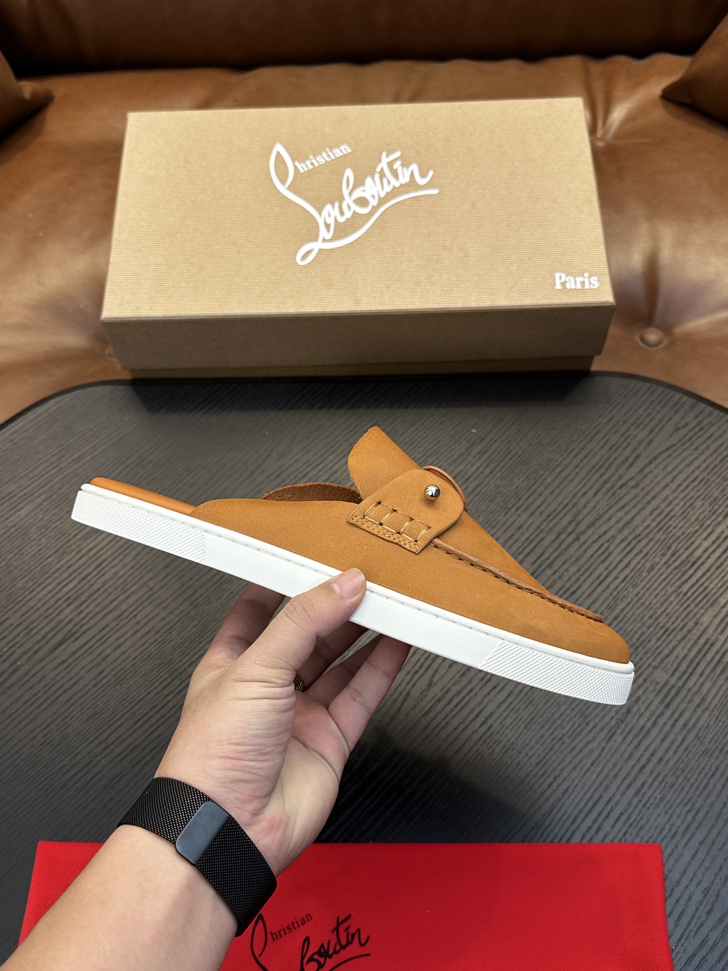 Christian Louboutin（红底鞋）意大利男士休闲板鞋出货！这个意大利纯手工鞋履品牌的每一双鞋设计简洁经典，