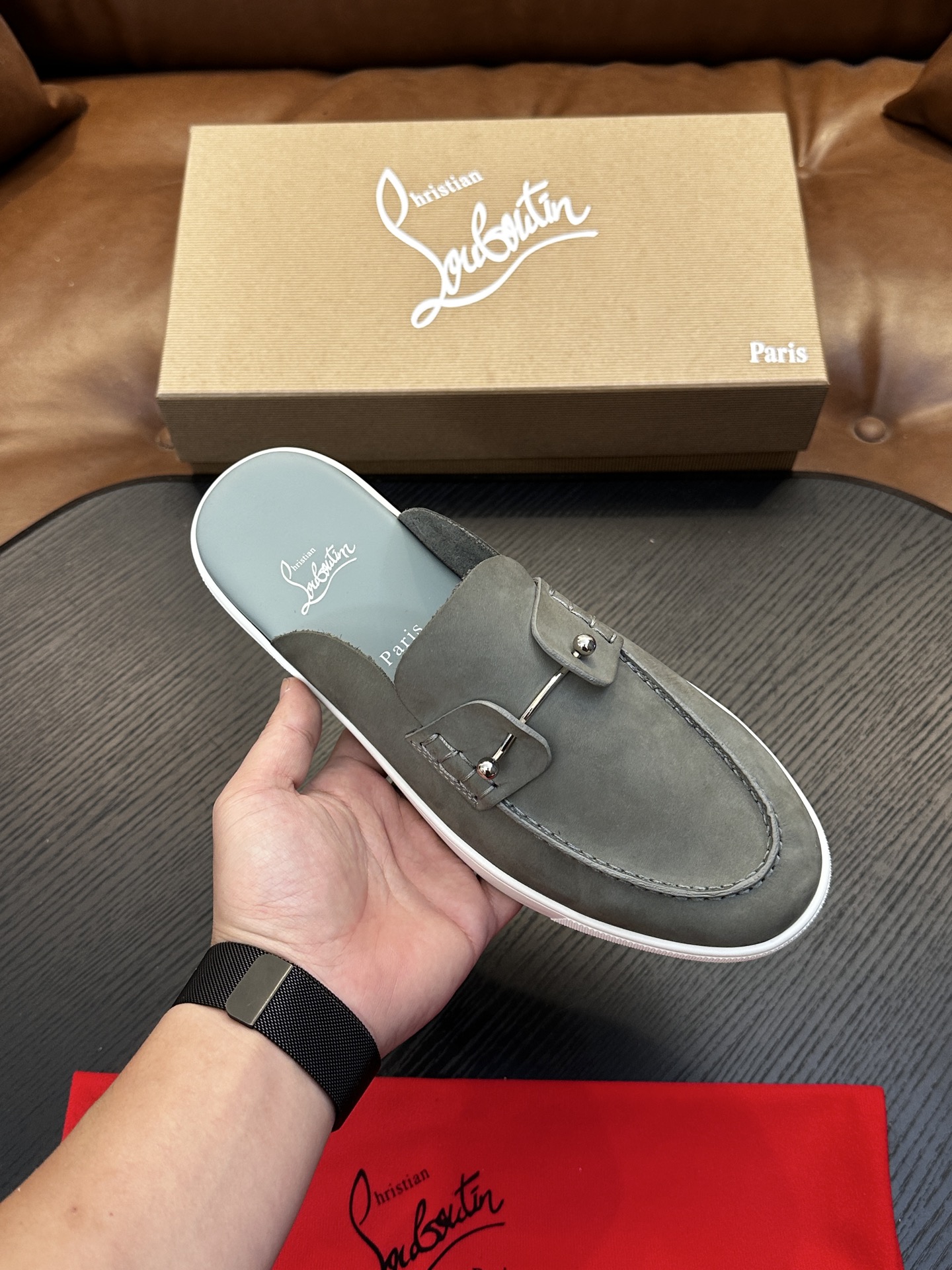 Christian Louboutin（红底鞋）意大利男士休闲板鞋出货！这个意大利纯手工鞋履品牌的每一双鞋设计简洁经典，