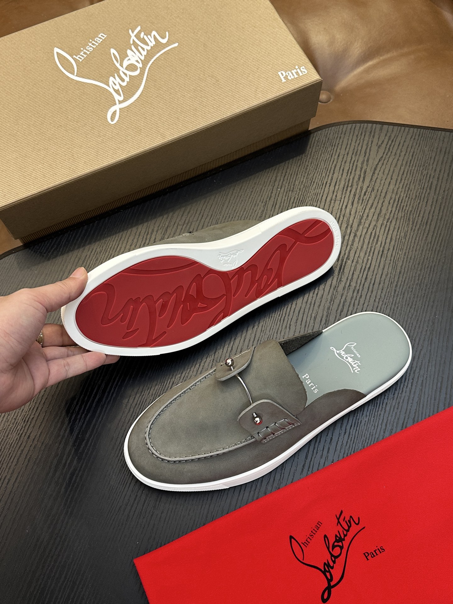 Christian Louboutin（红底鞋）意大利男士休闲板鞋出货！这个意大利纯手工鞋履品牌的每一双鞋设计简洁经典，