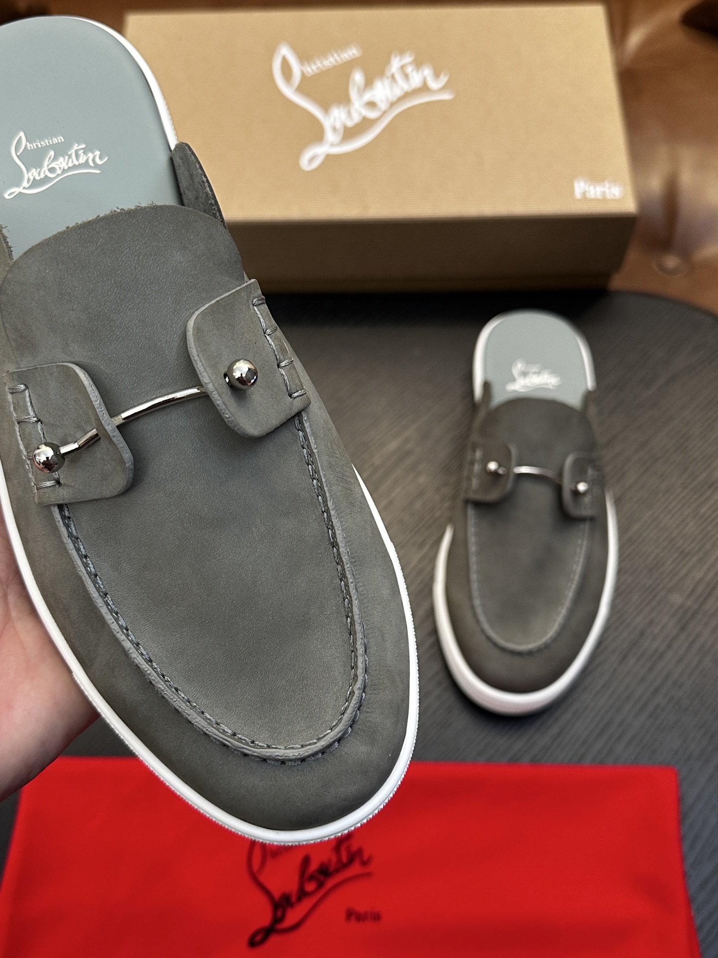 Christian Louboutin（红底鞋）意大利男士休闲板鞋出货！这个意大利纯手工鞋履品牌的每一双鞋设计简洁经典，