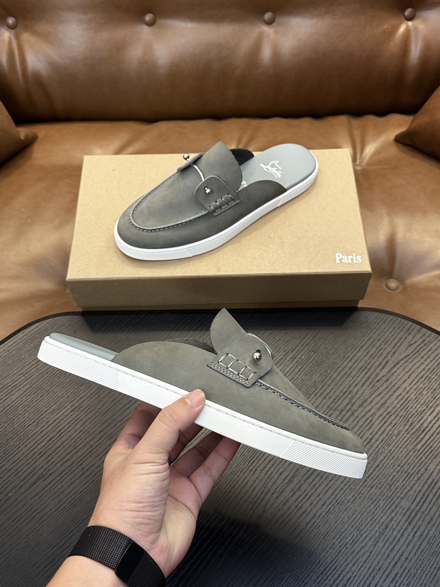 Christian Louboutin（红底鞋）意大利男士休闲板鞋出货！这个意大利纯手工鞋履品牌的每一双鞋设计简洁经典，