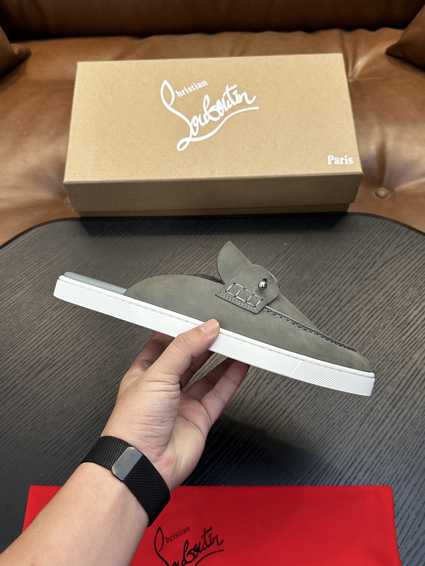Christian Louboutin（红底鞋）意大利男士休闲板鞋出货！这个意大利纯手工鞋履品牌的每一双鞋设计简洁经典，