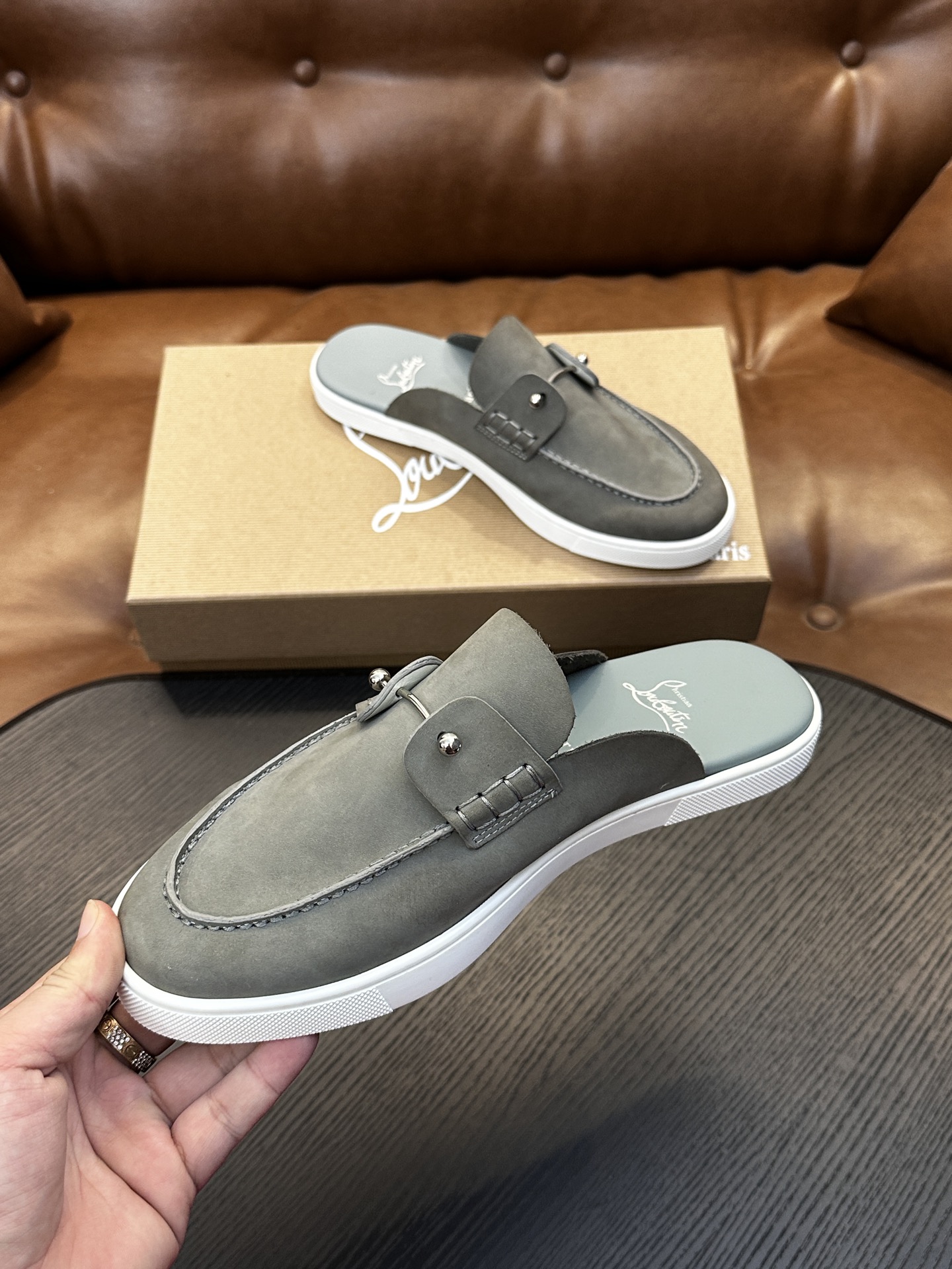 Christian Louboutin（红底鞋）意大利男士休闲板鞋出货！这个意大利纯手工鞋履品牌的每一双鞋设计简洁经典，
