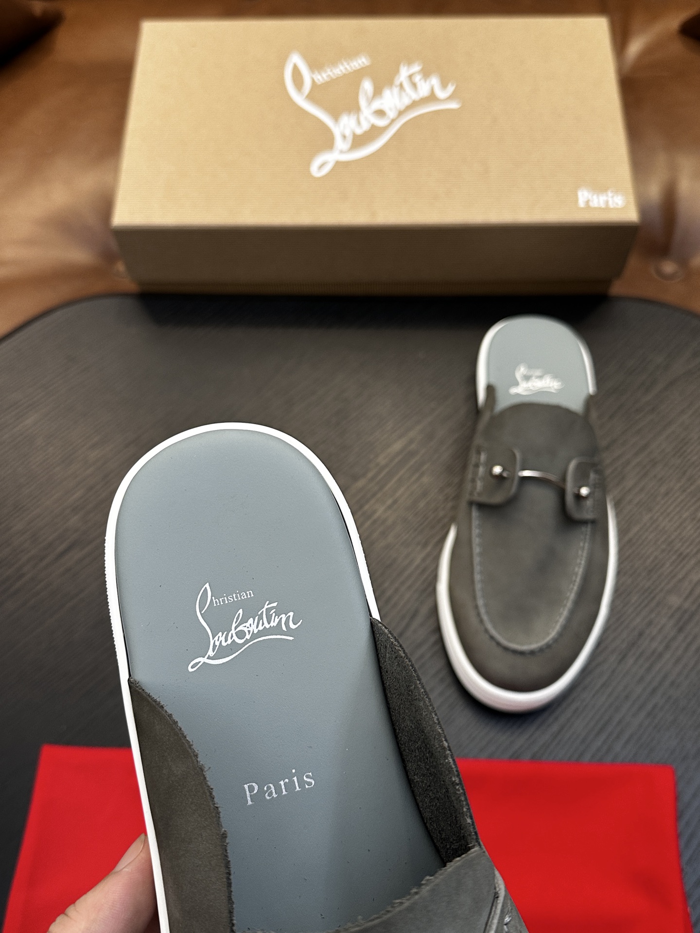 Christian Louboutin（红底鞋）意大利男士休闲板鞋出货！这个意大利纯手工鞋履品牌的每一双鞋设计简洁经典，