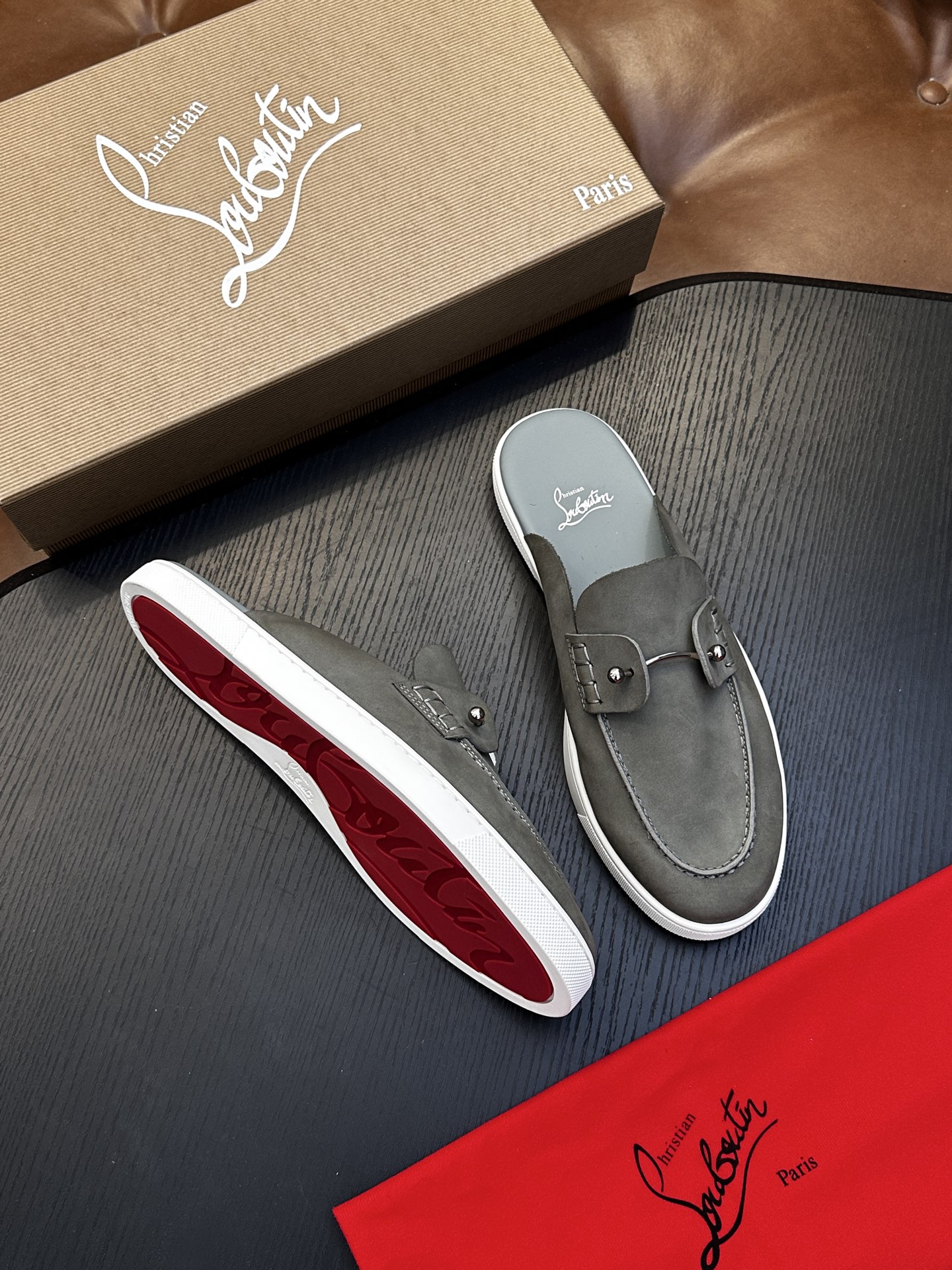 Christian Louboutin（红底鞋）意大利男士休闲板鞋出货！这个意大利纯手工鞋履品牌的每一双鞋设计简洁经典，