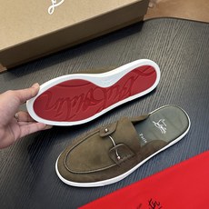 Christian Louboutin(红底鞋)意大利男士休闲板鞋出货!这个意大利纯手工鞋履品牌的每一双鞋设计简洁经典, Christian Louboutin(红底鞋)意大利男士休闲板鞋出货!这个意大利纯手工鞋履品牌的每一双鞋设计简洁经典,