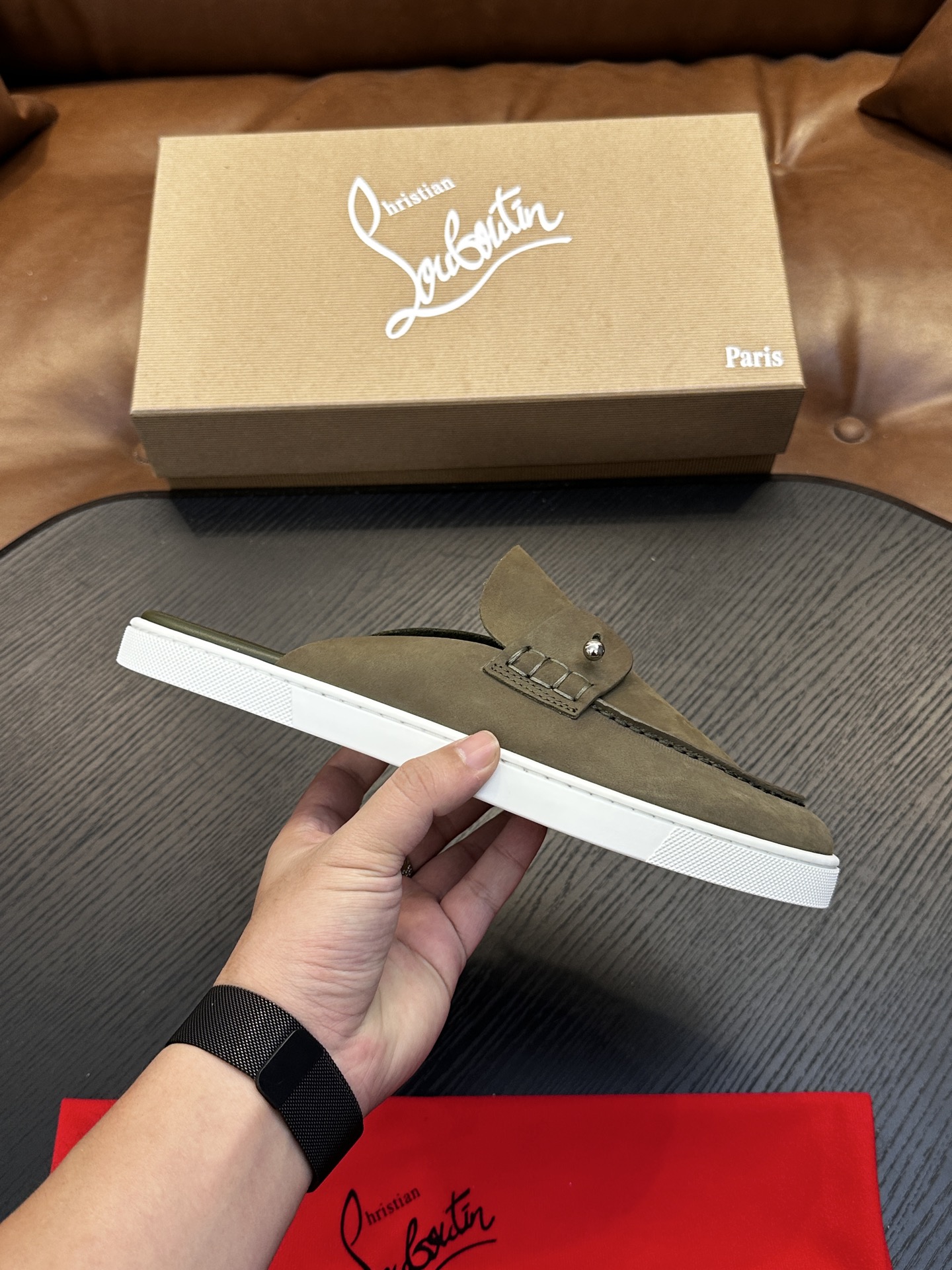 Christian Louboutin（红底鞋）意大利男士休闲板鞋出货！这个意大利纯手工鞋履品牌的每一双鞋设计简洁经典，