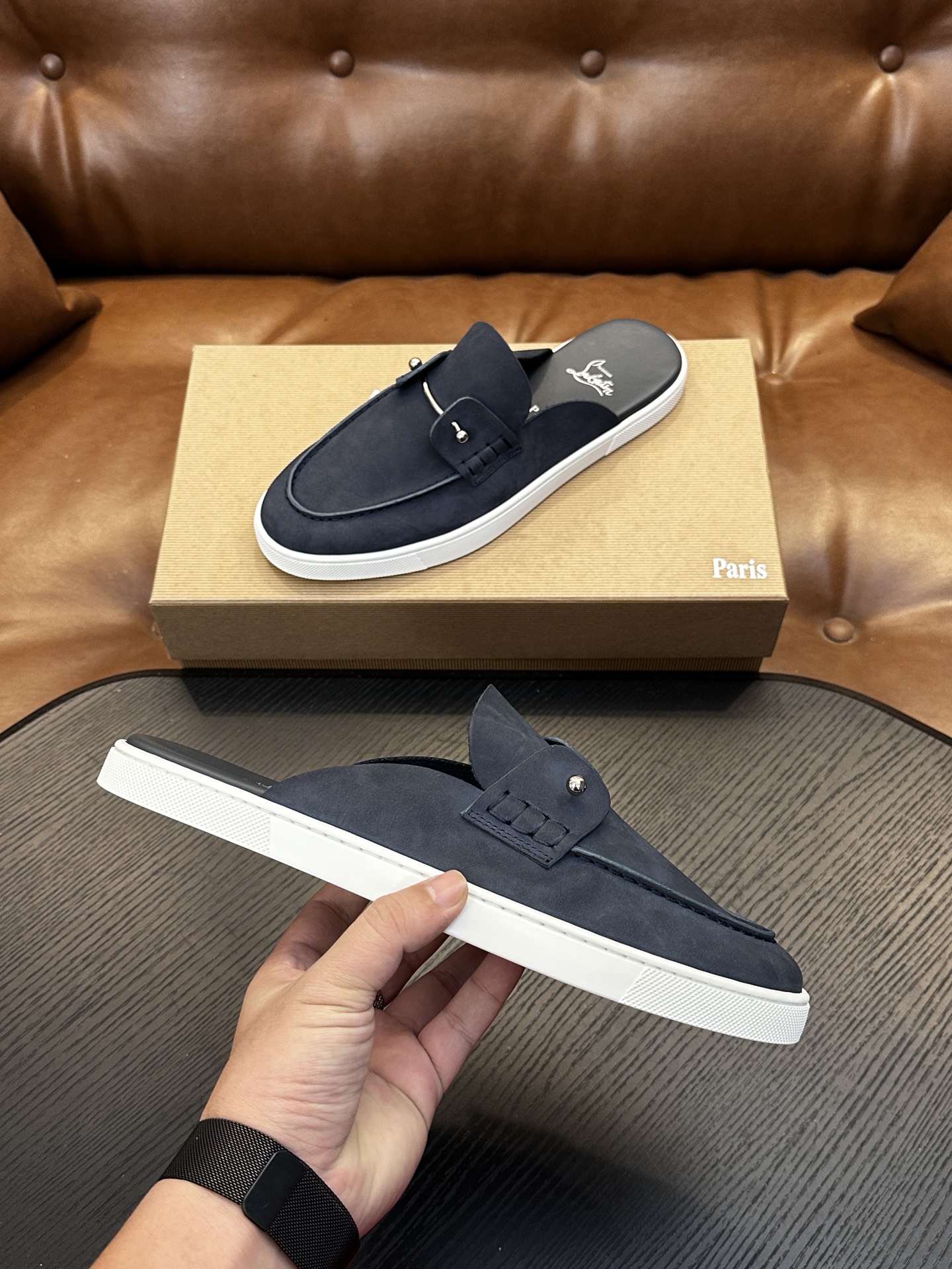 Christian Louboutin（红底鞋）意大利男士休闲板鞋出货！这个意大利纯手工鞋履品牌的每一双鞋设计简洁经典，