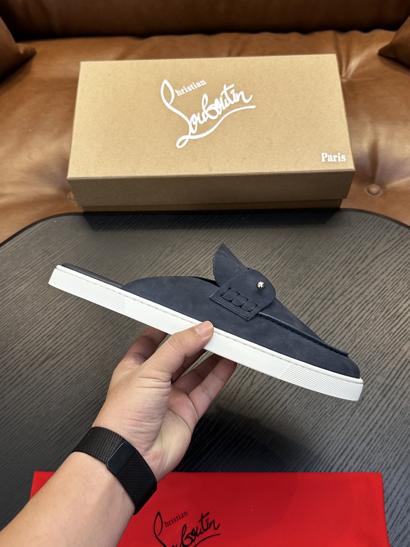 Christian Louboutin（红底鞋）意大利男士休闲板鞋出货！这个意大利纯手工鞋履品牌的每一双鞋设计简洁经典，