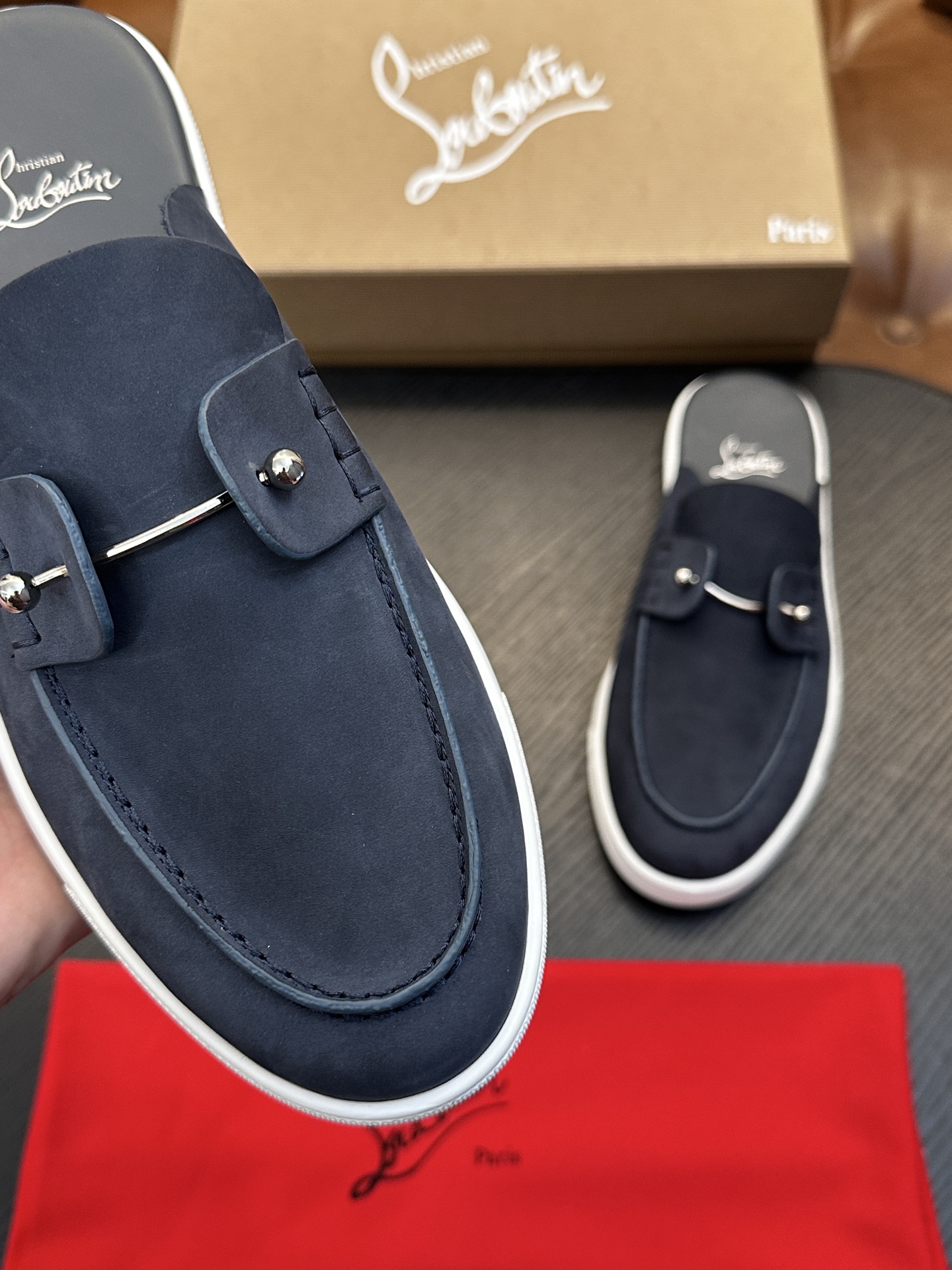 Christian Louboutin（红底鞋）意大利男士休闲板鞋出货！这个意大利纯手工鞋履品牌的每一双鞋设计简洁经典，
