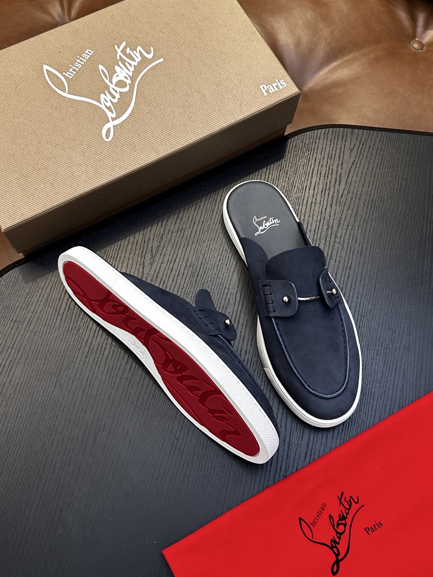 Christian Louboutin（红底鞋）意大利男士休闲板鞋出货！这个意大利纯手工鞋履品牌的每一双鞋设计简洁经典，