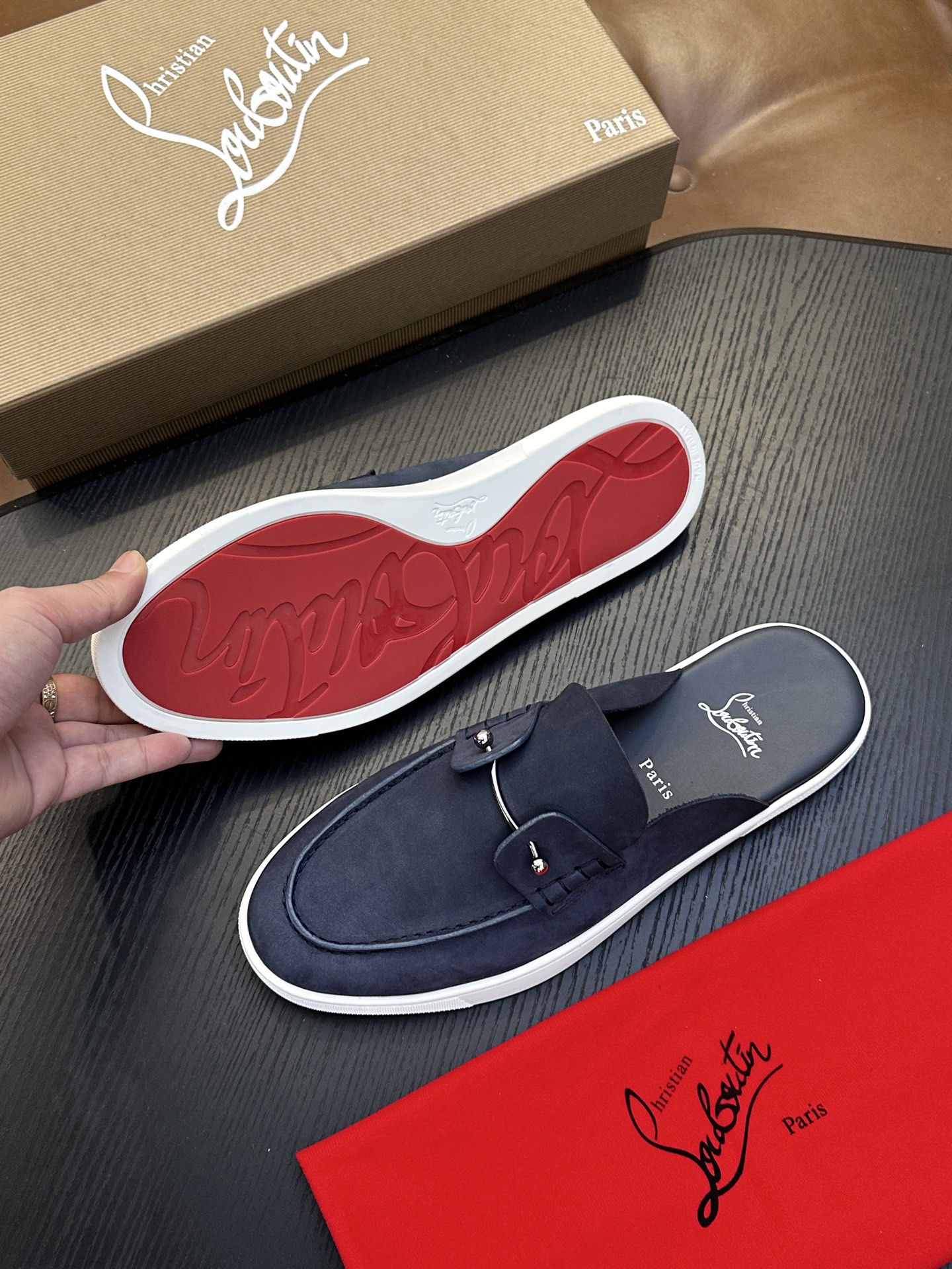 Christian Louboutin（红底鞋）意大利男士休闲板鞋出货！这个意大利纯手工鞋履品牌的每一双鞋设计简洁经典，
