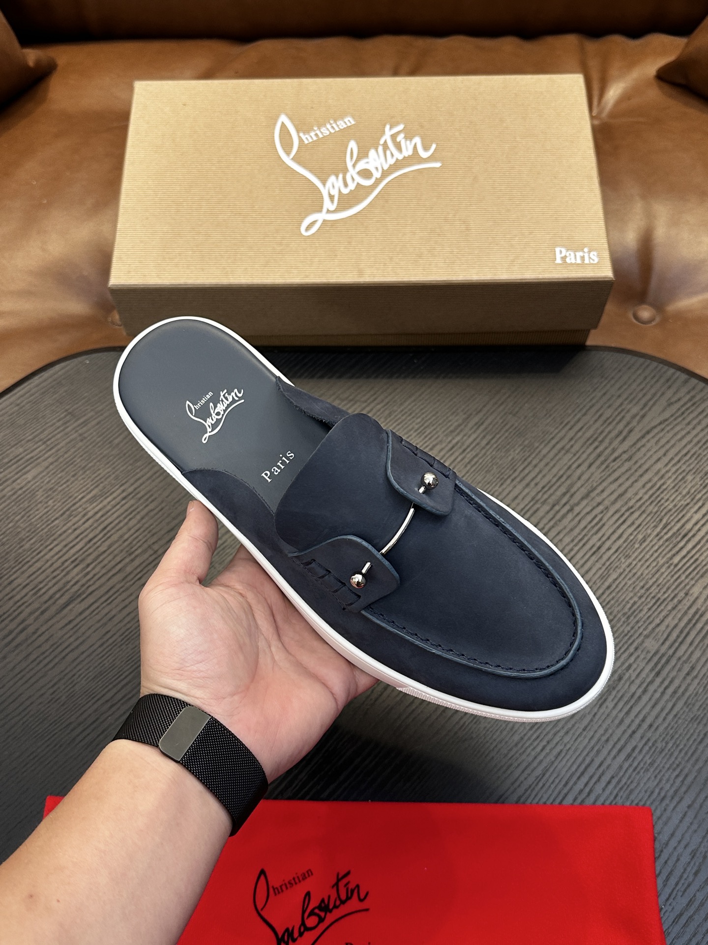 Christian Louboutin（红底鞋）意大利男士休闲板鞋出货！这个意大利纯手工鞋履品牌的每一双鞋设计简洁经典，