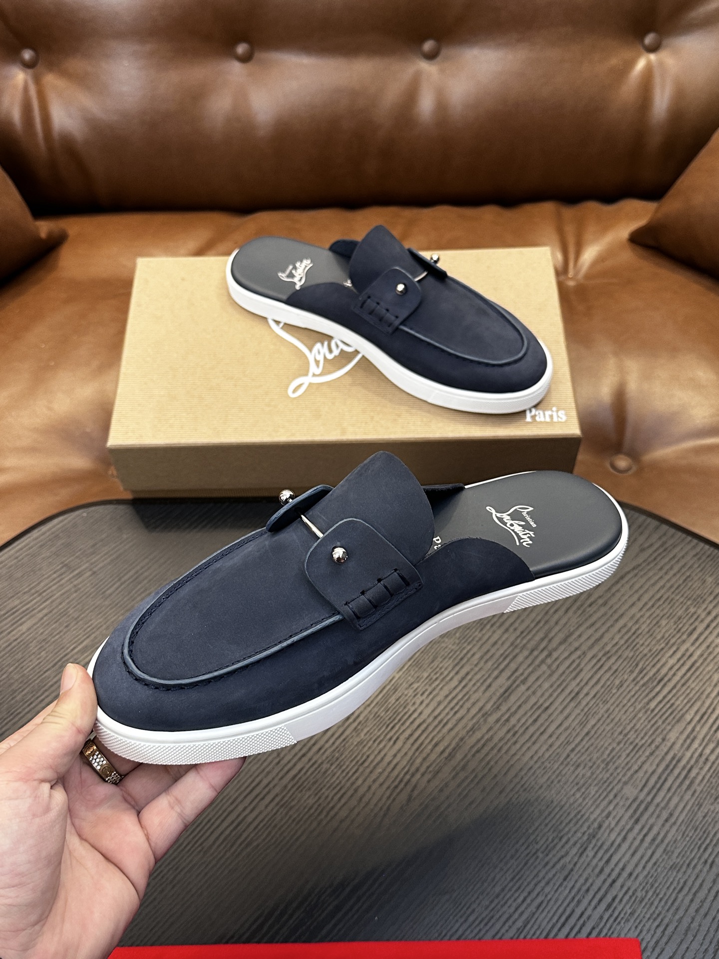 Christian Louboutin（红底鞋）意大利男士休闲板鞋出货！这个意大利纯手工鞋履品牌的每一双鞋设计简洁经典，