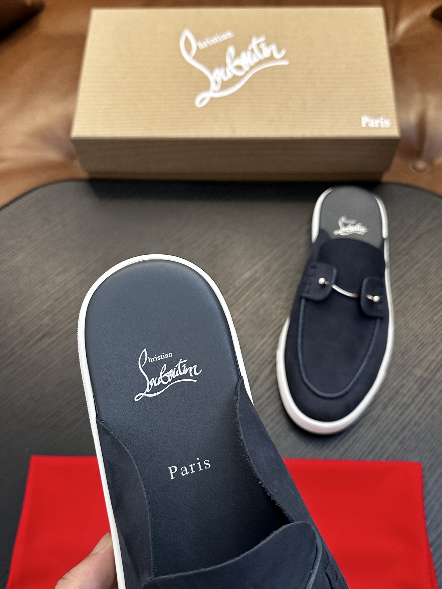 Christian Louboutin（红底鞋）意大利男士休闲板鞋出货！这个意大利纯手工鞋履品牌的每一双鞋设计简洁经典，