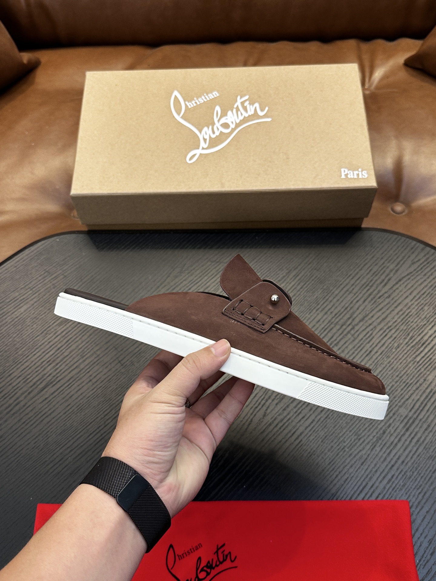 Christian Louboutin（红底鞋）意大利男士休闲板鞋出货！这个意大利纯手工鞋履品牌的每一双鞋设计简洁经典，