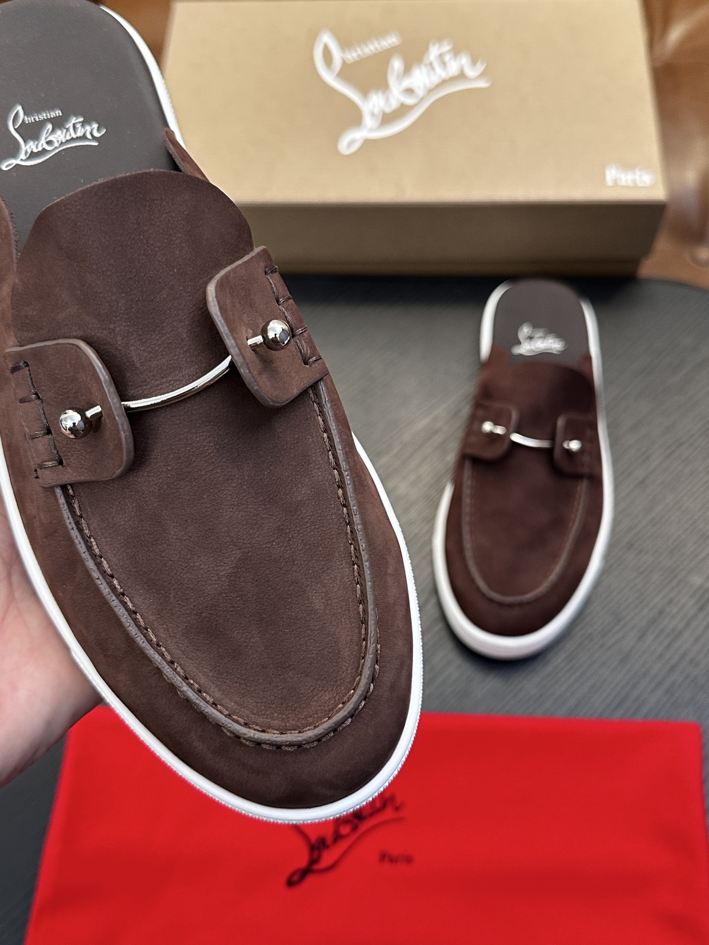 Christian Louboutin（红底鞋）意大利男士休闲板鞋出货！这个意大利纯手工鞋履品牌的每一双鞋设计简洁经典，