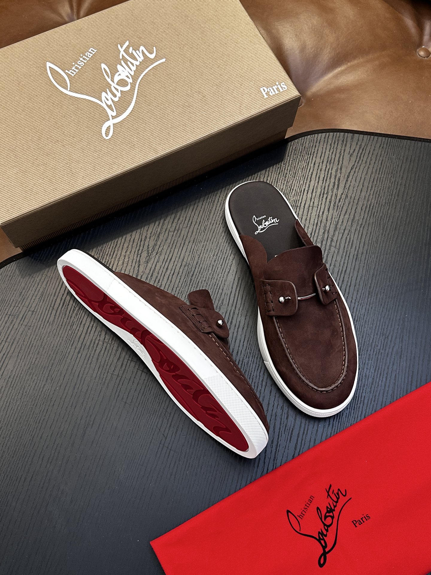 Christian Louboutin（红底鞋）意大利男士休闲板鞋出货！这个意大利纯手工鞋履品牌的每一双鞋设计简洁经典，