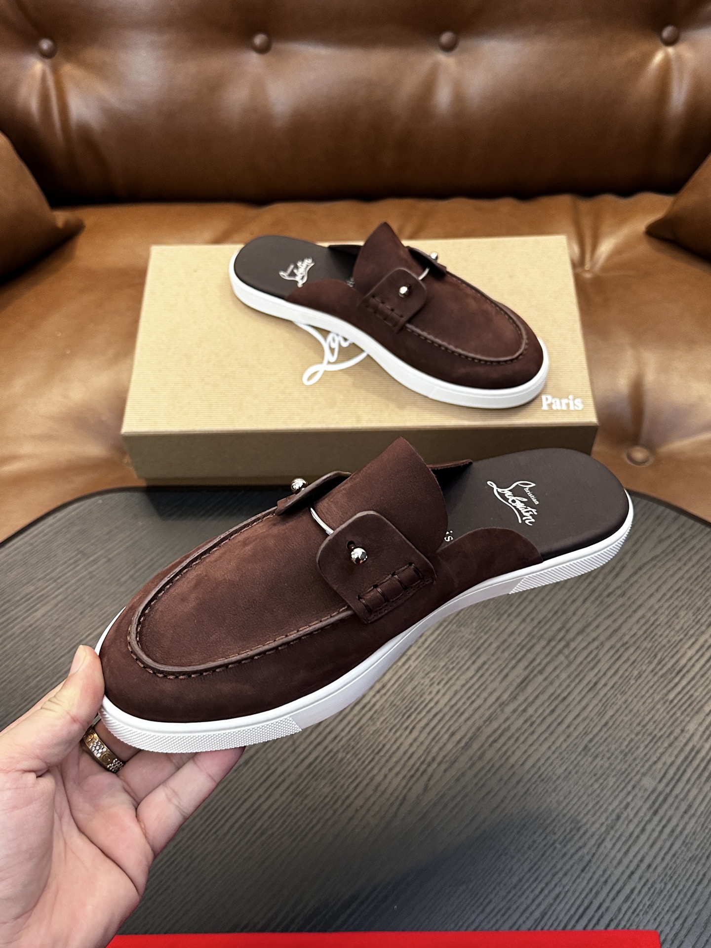 Christian Louboutin（红底鞋）意大利男士休闲板鞋出货！这个意大利纯手工鞋履品牌的每一双鞋设计简洁经典，