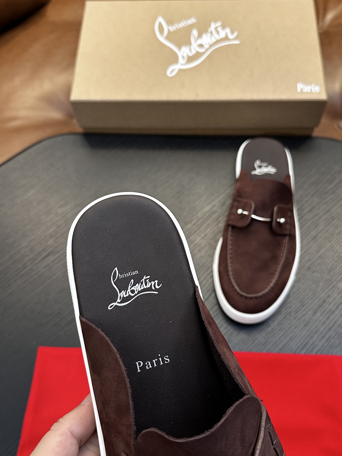Christian Louboutin（红底鞋）意大利男士休闲板鞋出货！这个意大利纯手工鞋履品牌的每一双鞋设计简洁经典，