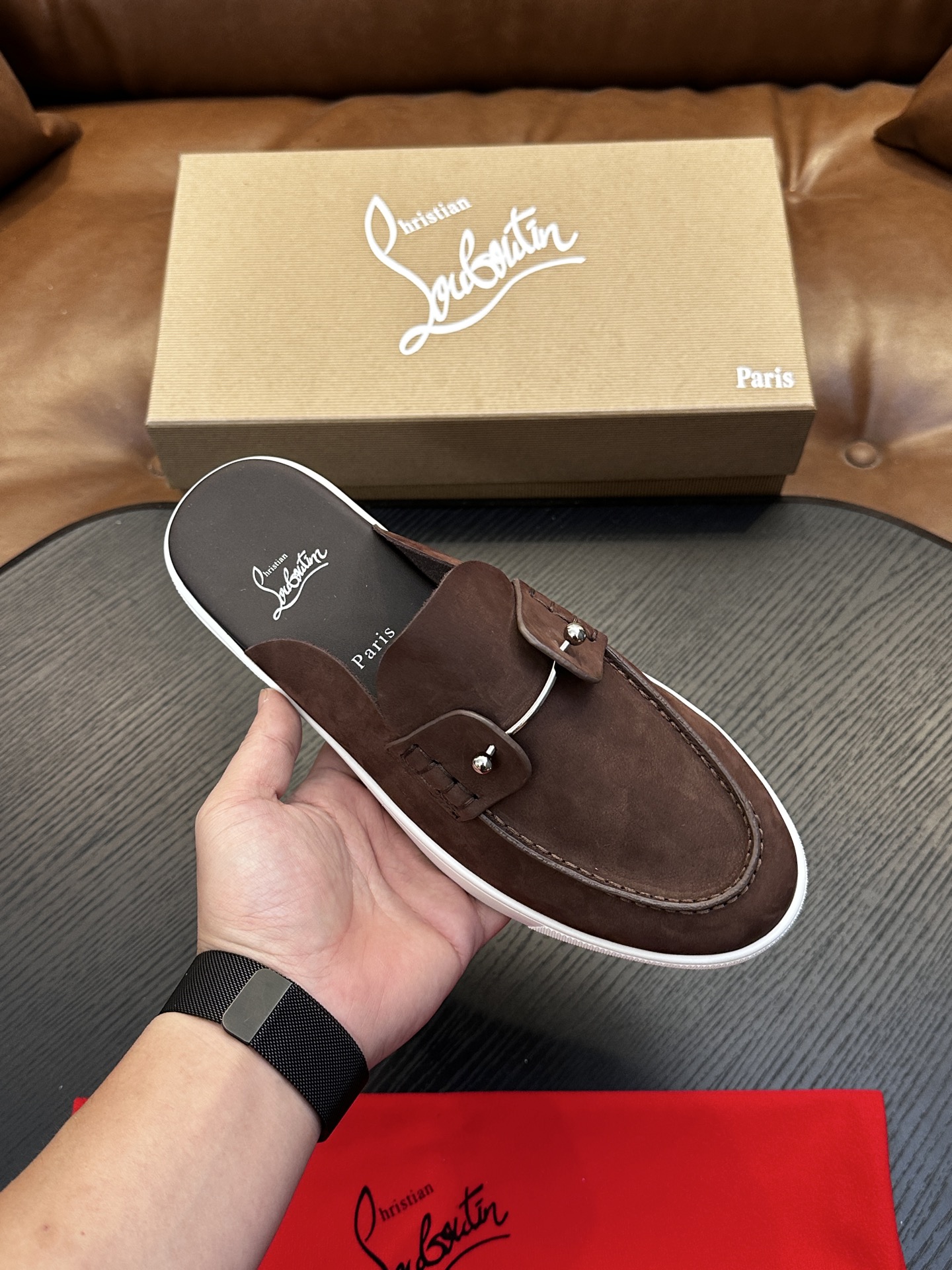 Christian Louboutin（红底鞋）意大利男士休闲板鞋出货！这个意大利纯手工鞋履品牌的每一双鞋设计简洁经典，