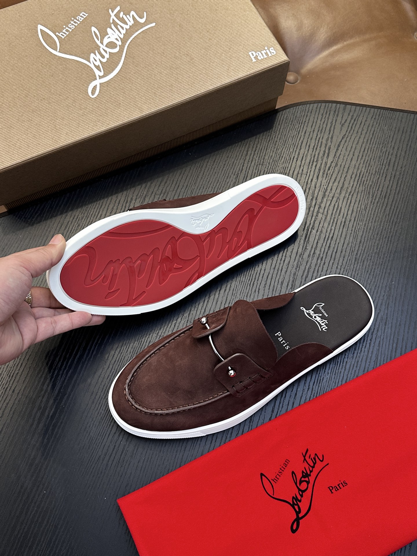 Christian Louboutin（红底鞋）意大利男士休闲板鞋出货！这个意大利纯手工鞋履品牌的每一双鞋设计简洁经典，