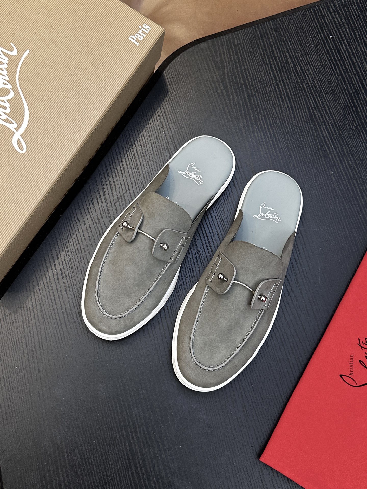 Christian Louboutin（红底鞋）意大利男士休闲板鞋出货！这个意大利纯手工鞋履品牌的每一双鞋设计简洁经典，