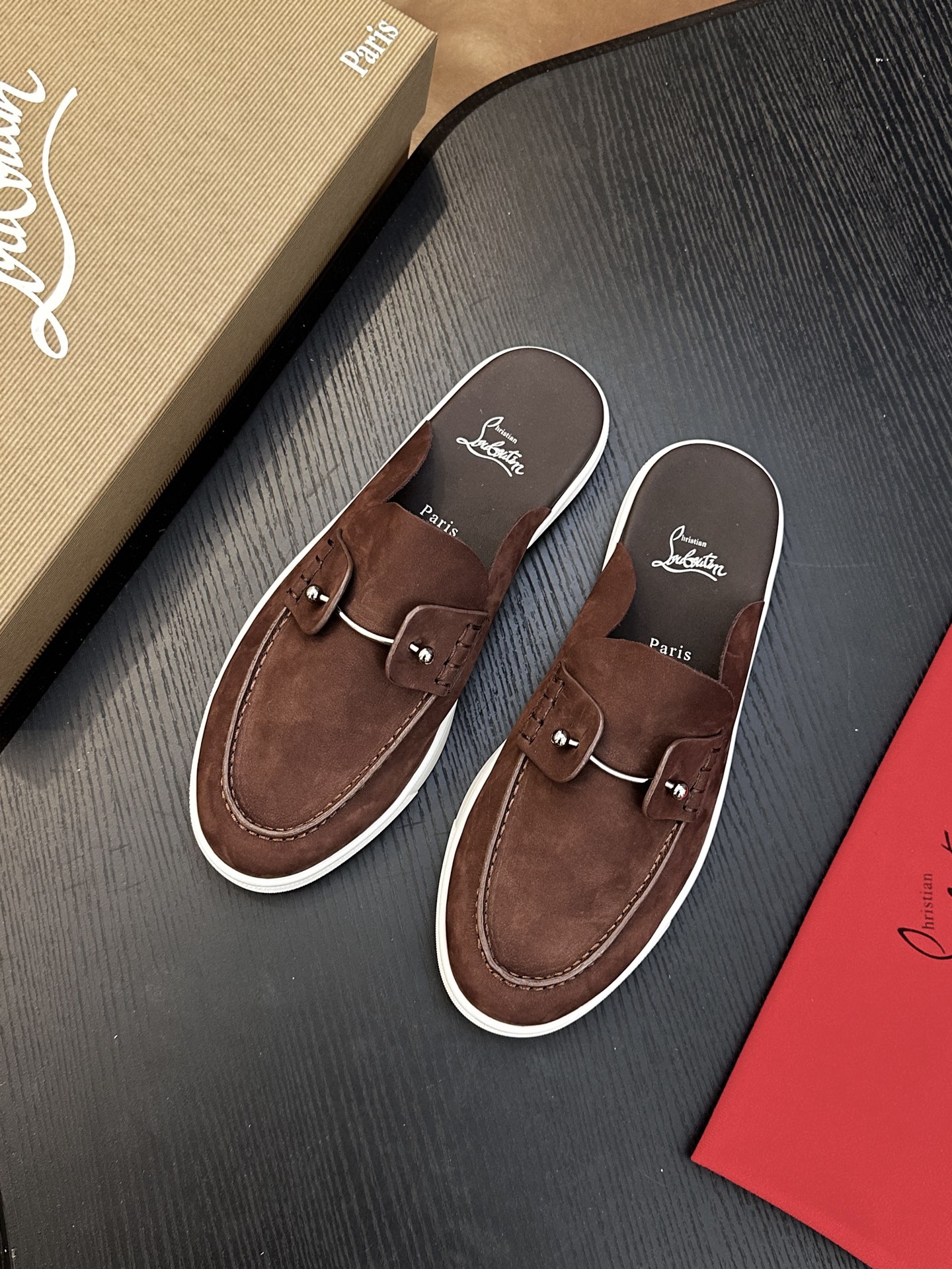 Christian Louboutin（红底鞋）意大利男士休闲板鞋出货！这个意大利纯手工鞋履品牌的每一双鞋设计简洁经典，