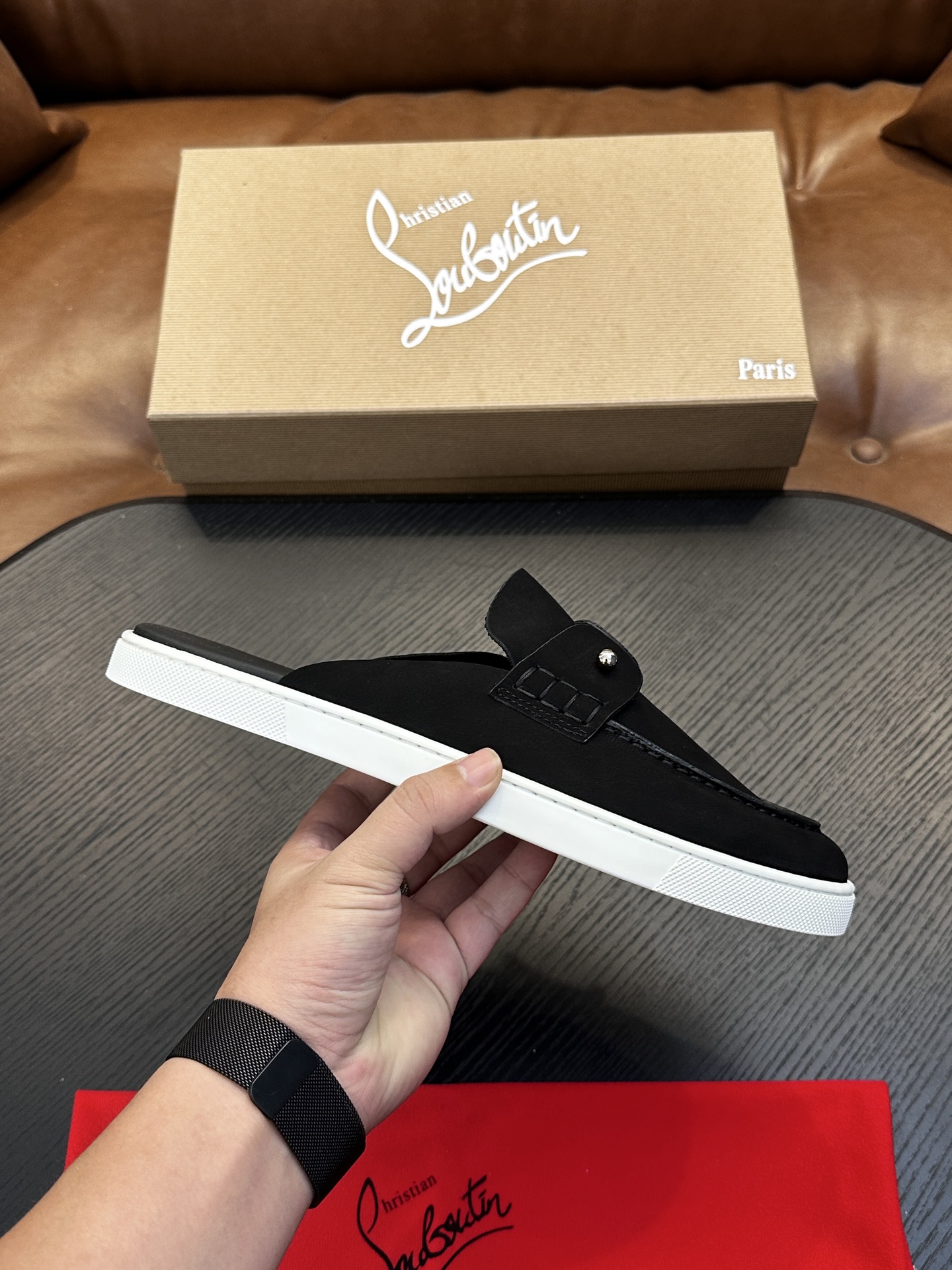 Christian Louboutin（红底鞋）意大利男士休闲板鞋出货！这个意大利纯手工鞋履品牌的每一双鞋设计简洁经典，